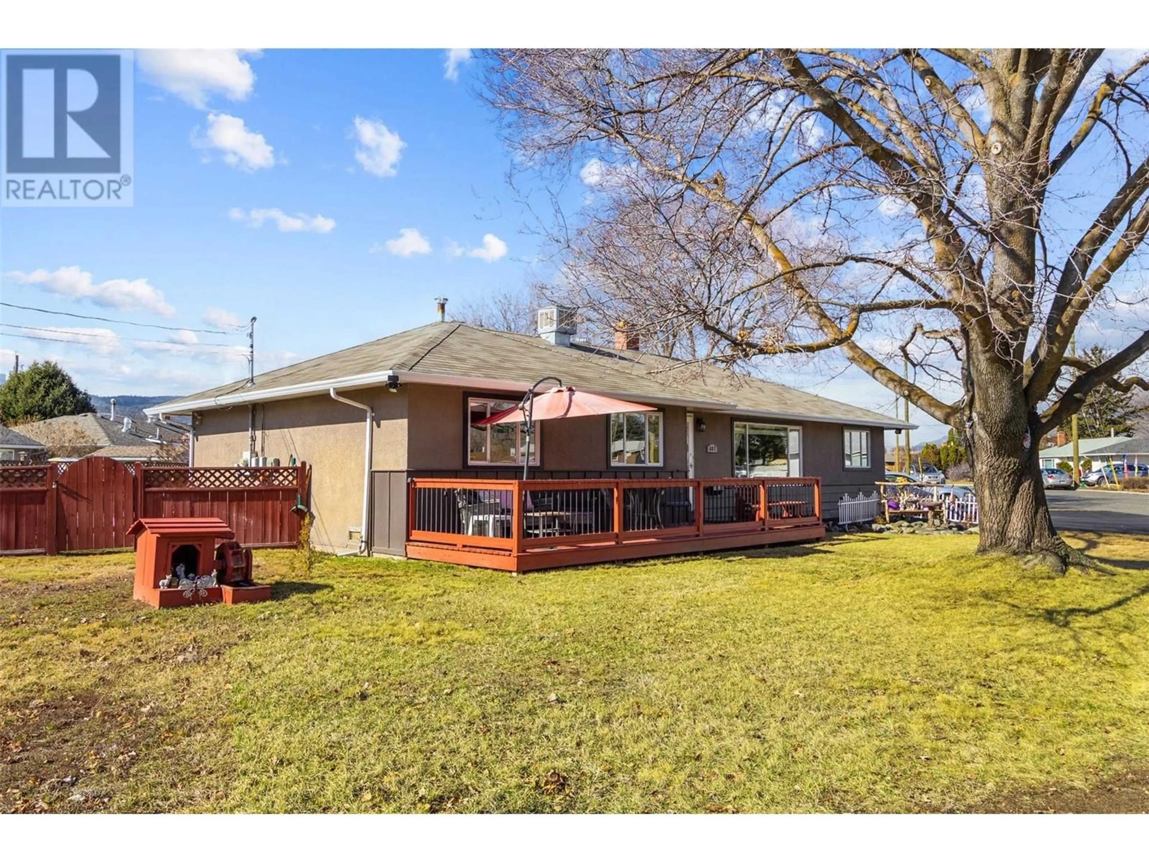 A pic from outside/outdoor area/front of a property/back of a property/a pic from drone, street for 601 REGINA AVENUE, Kamloops British Columbia V2B1N6