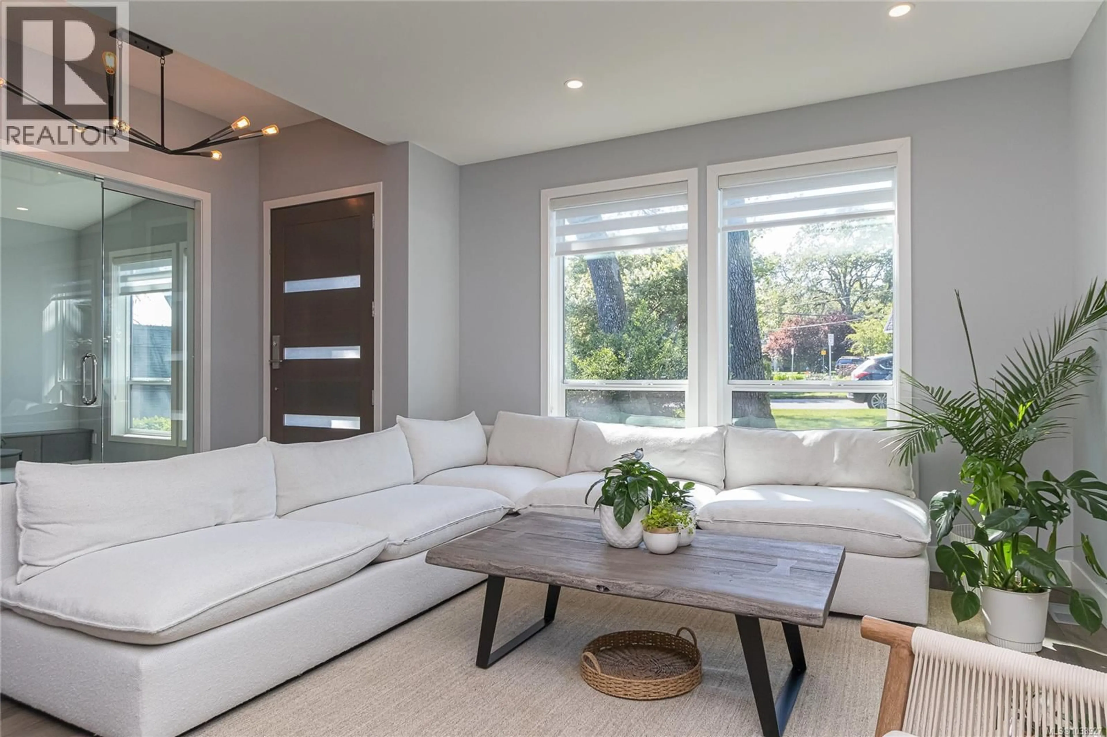 Living room with furniture, unknown for 909 BANK STREET, Victoria British Columbia V8S4B1