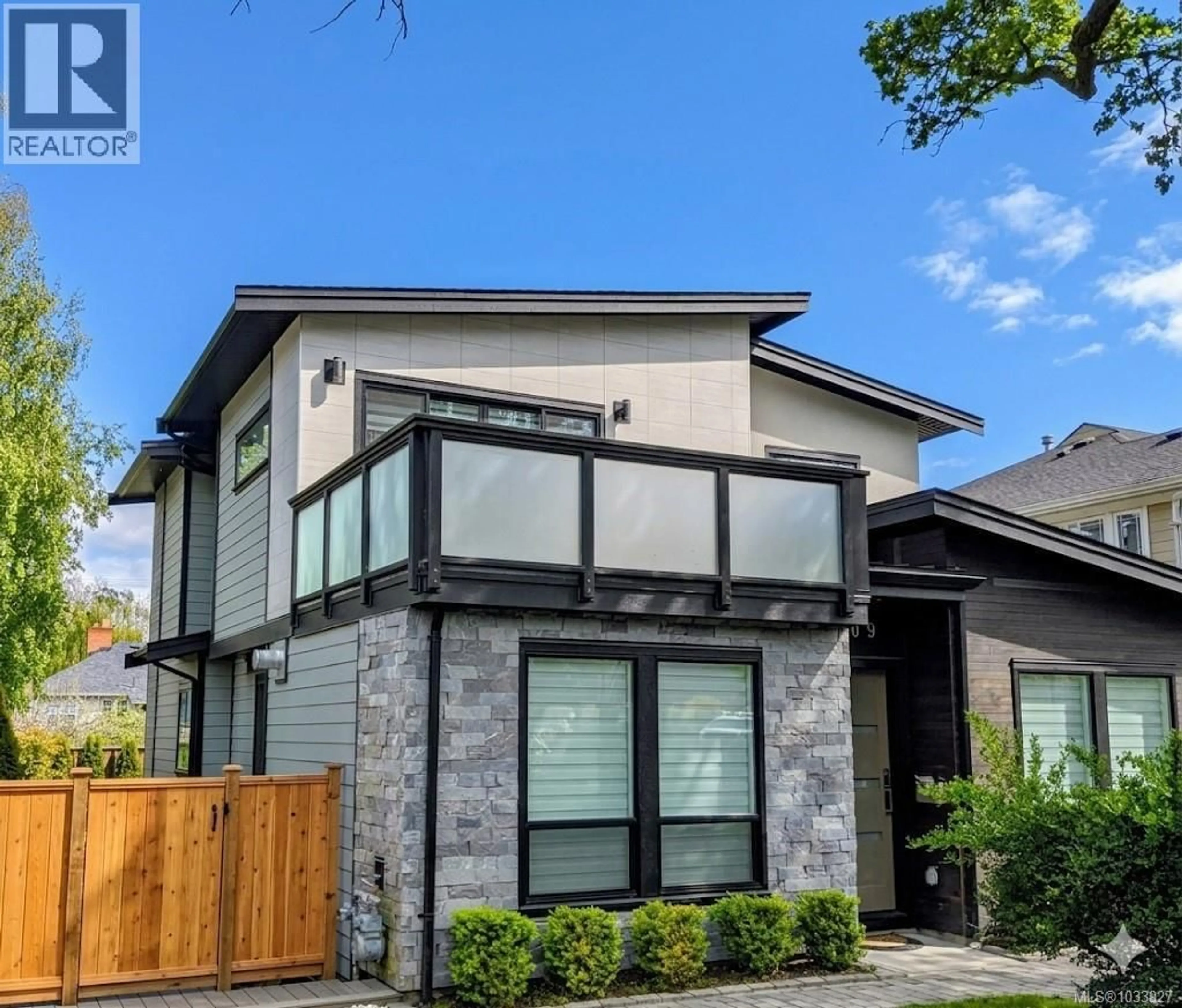 Home with brick exterior material, street for 909 BANK STREET, Victoria British Columbia V8S4B1