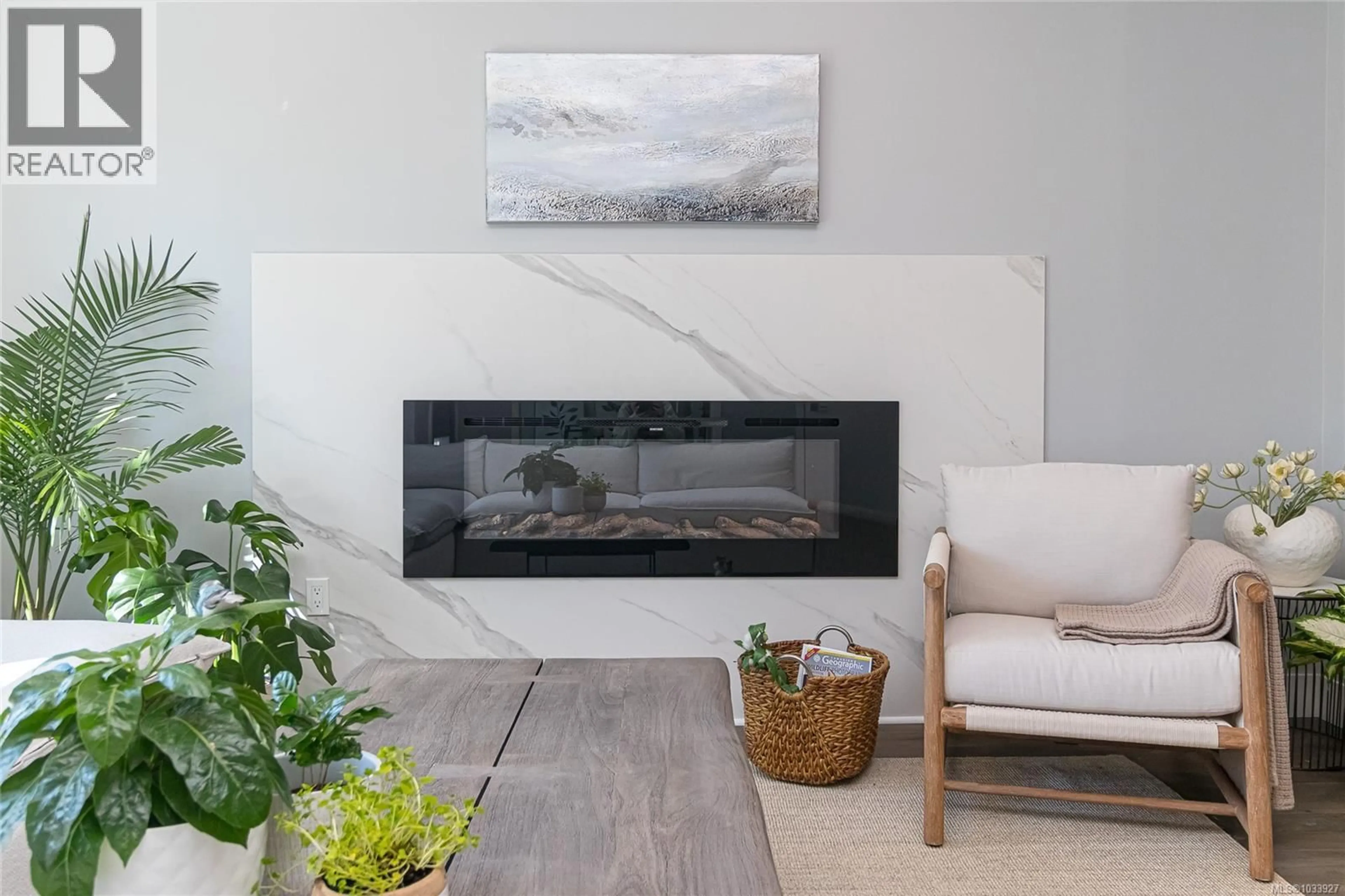 Living room with furniture, unknown for 909 BANK STREET, Victoria British Columbia V8S4B1
