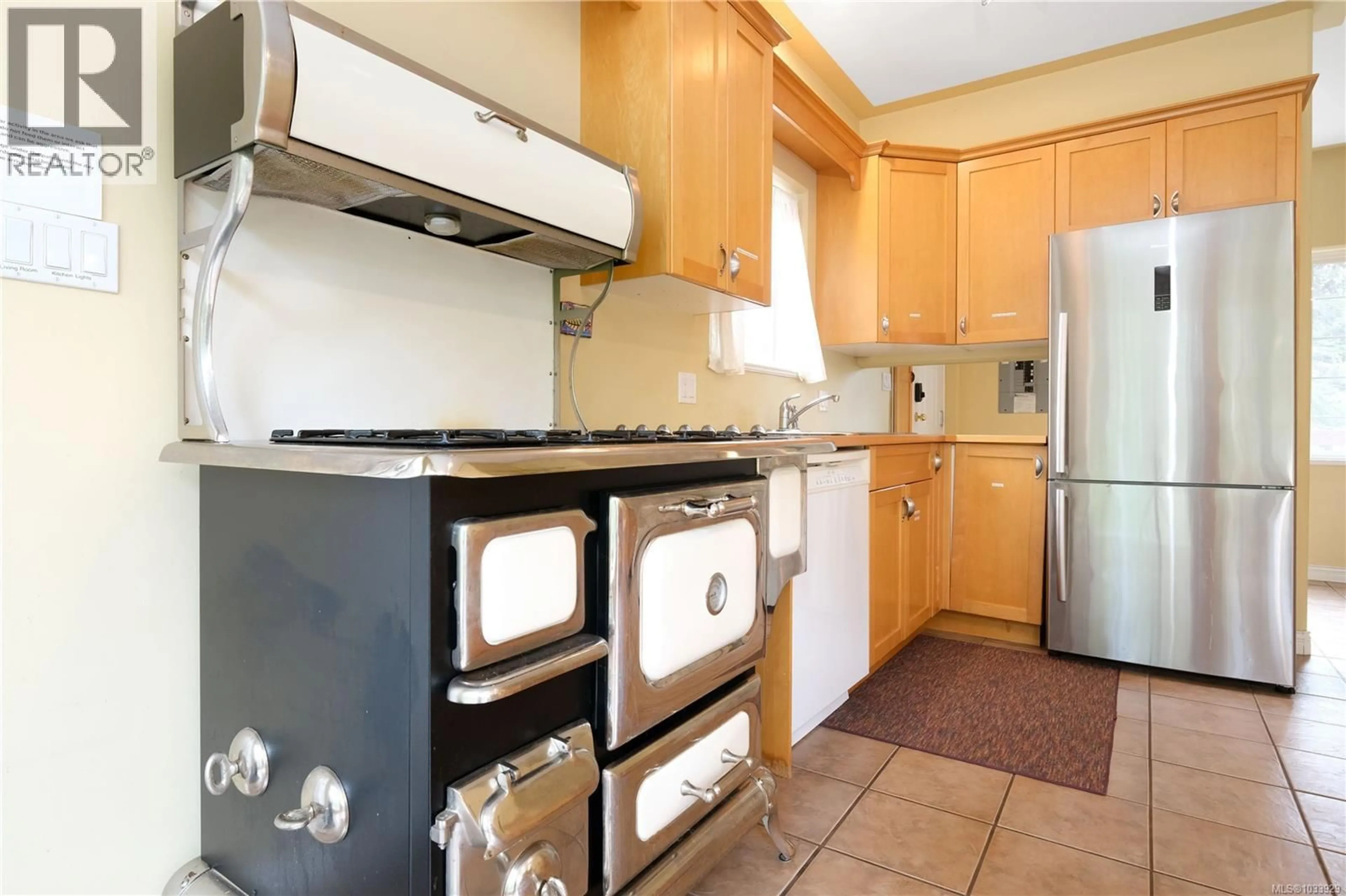 Standard kitchen, unknown for 2420 CAMPBELL RIVER ROAD, Campbell River British Columbia V9W4N7
