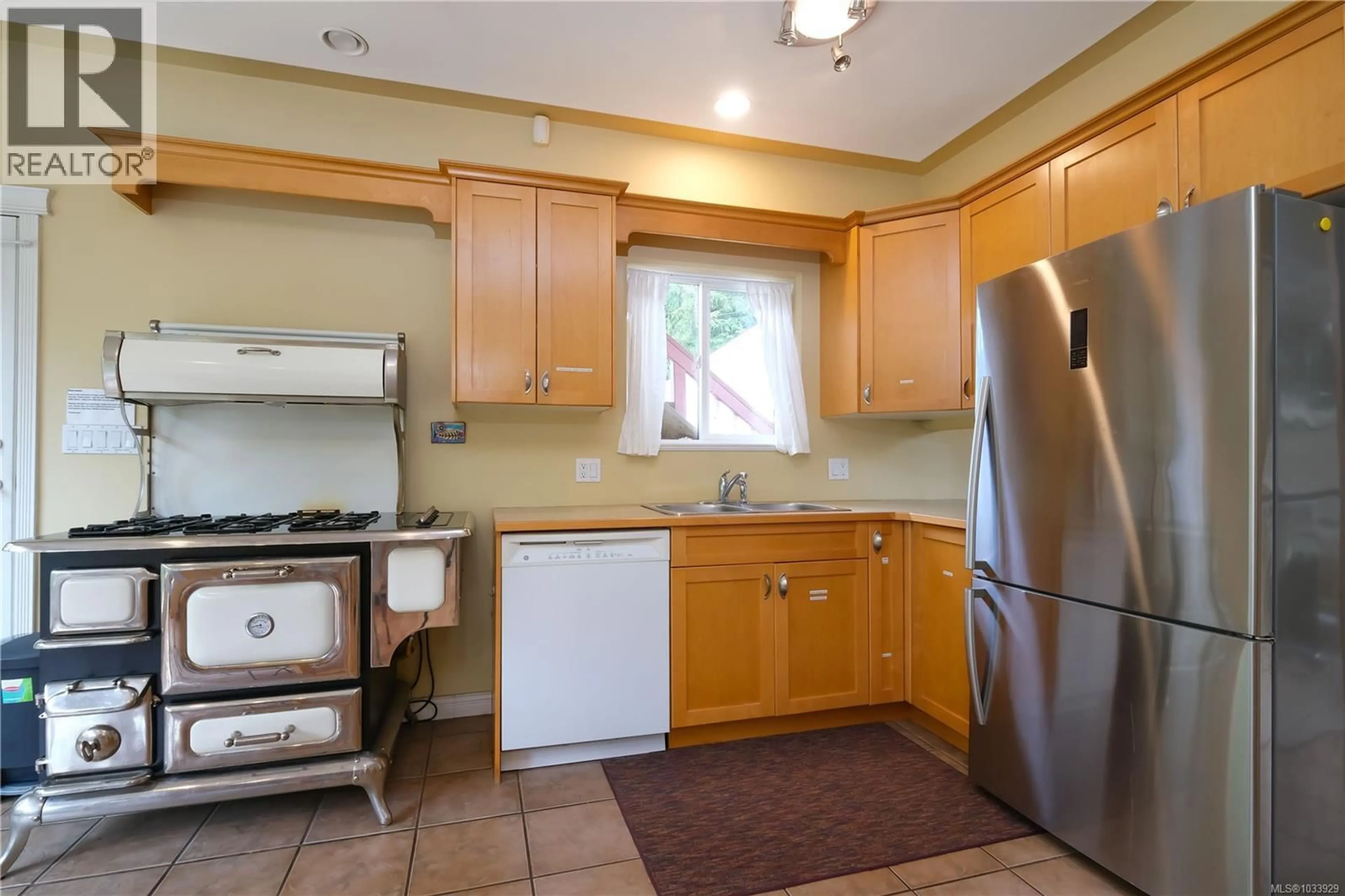 Standard kitchen, ceramic/tile floor for 2420 CAMPBELL RIVER ROAD, Campbell River British Columbia V9W4N7