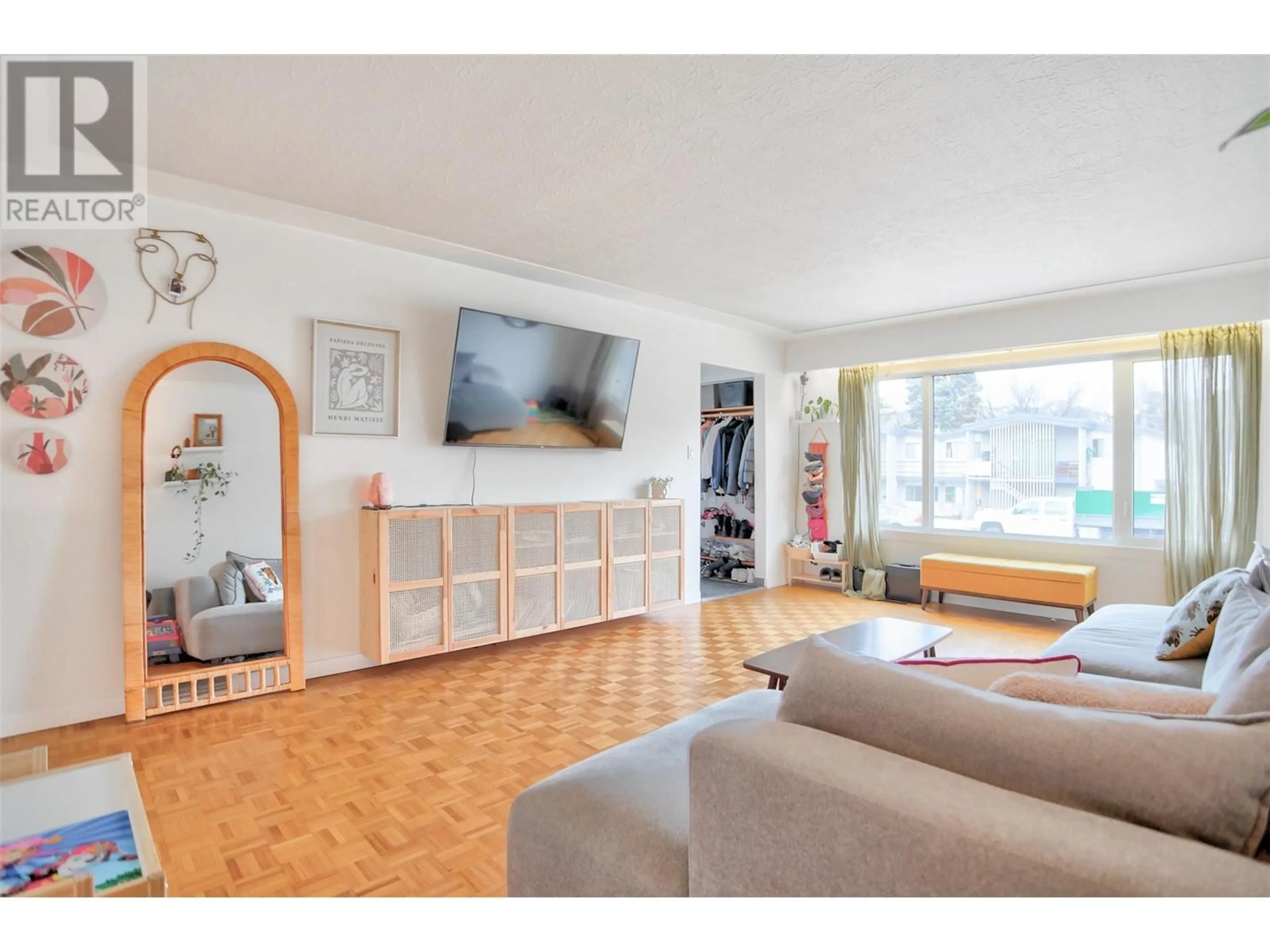 Living room with furniture, wood/laminate floor for 1251 KELGLEN CRESCENT, Kelowna British Columbia V1Y6K4