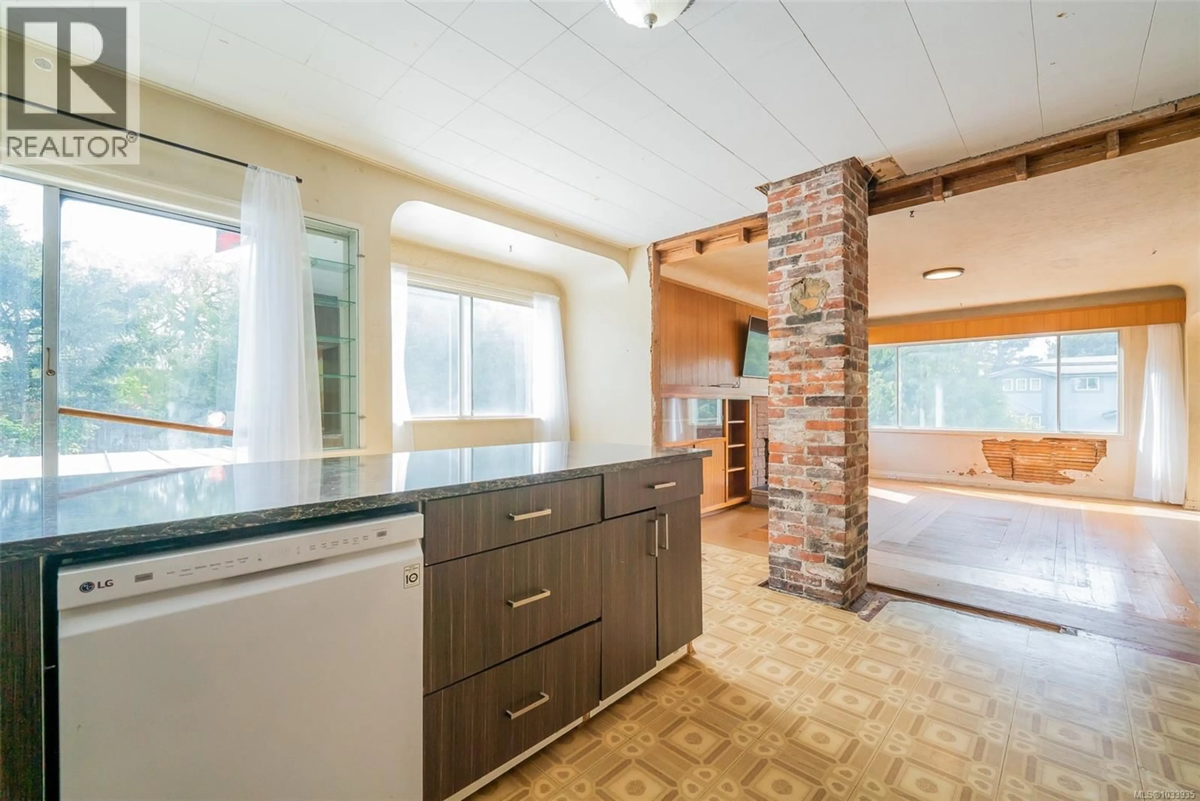 Open concept kitchen, ceramic/tile floor for 350 FOURTH STREET, Nanaimo British Columbia V9R1T4
