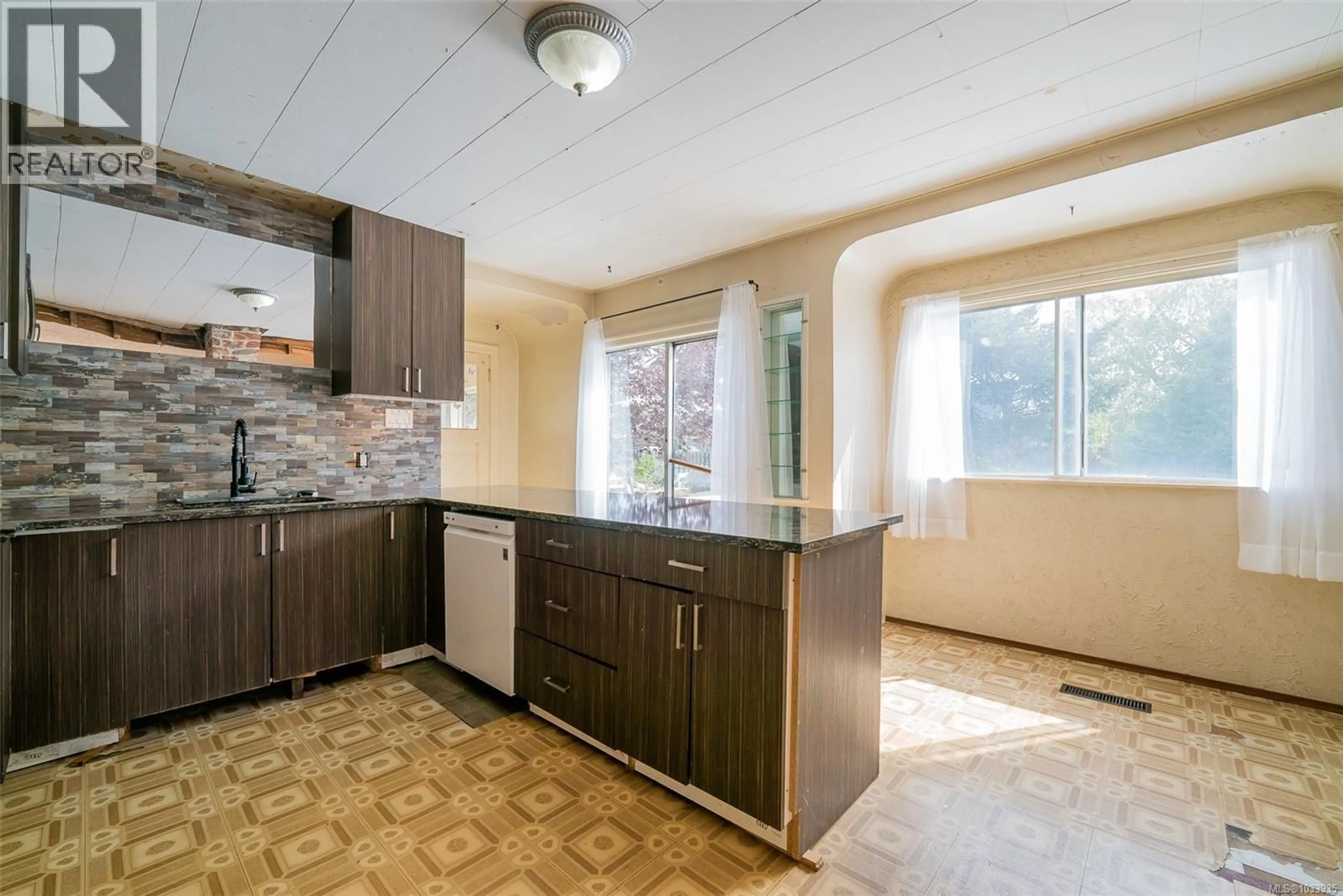 Standard kitchen, unknown for 350 FOURTH STREET, Nanaimo British Columbia V9R1T4
