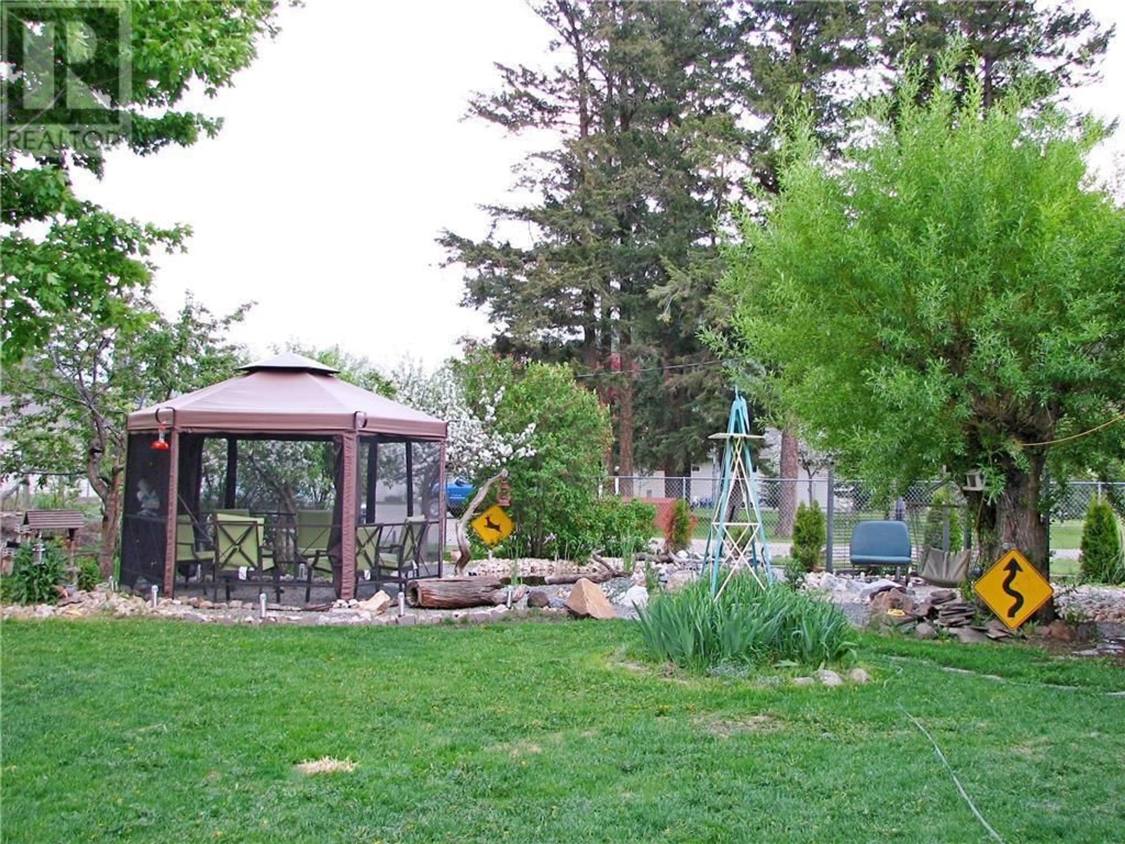 Patio, mountain view for 2895 CHASE FALKLAND ROAD, Falkland British Columbia V0E1W0