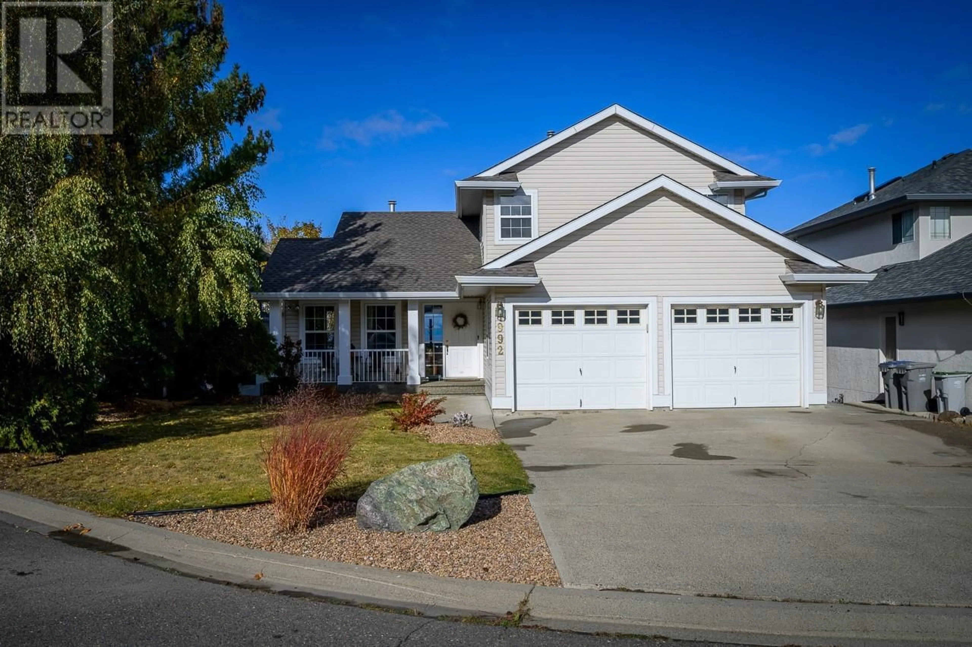 Home with vinyl exterior material, street for 992 CANONGATE CRESCENT, Kamloops British Columbia V1S1W8
