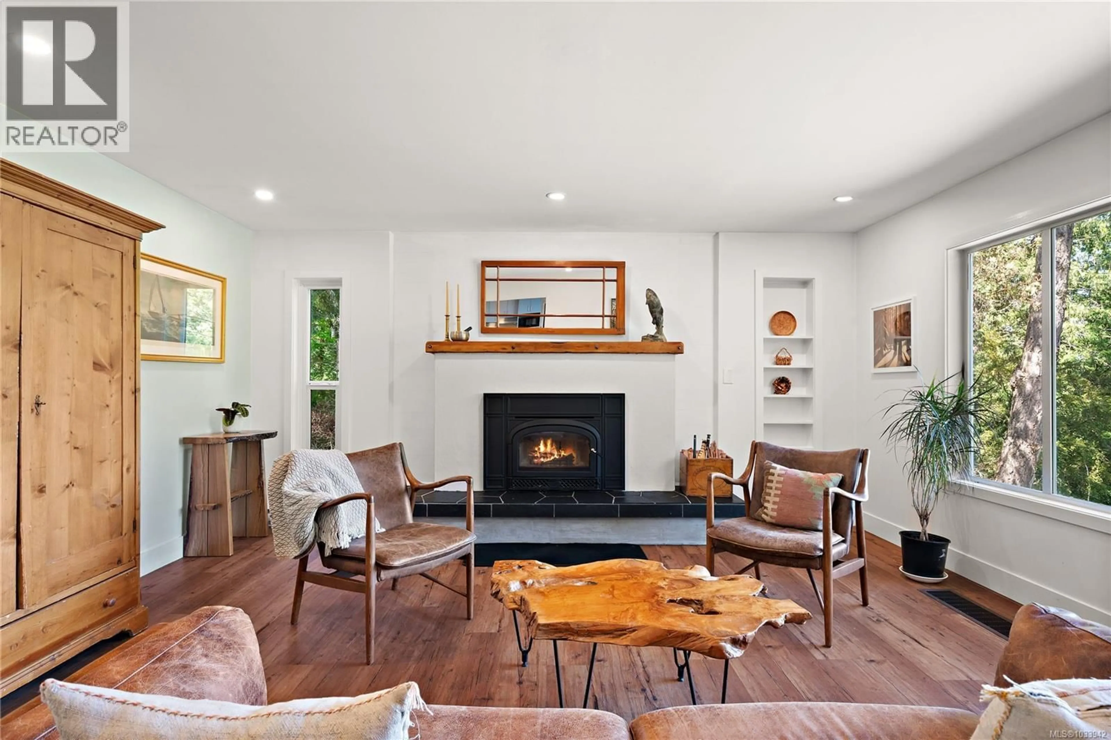 Living room with furniture, unknown for 10851 DEEP COVE ROAD, North Saanich British Columbia V8L5M5