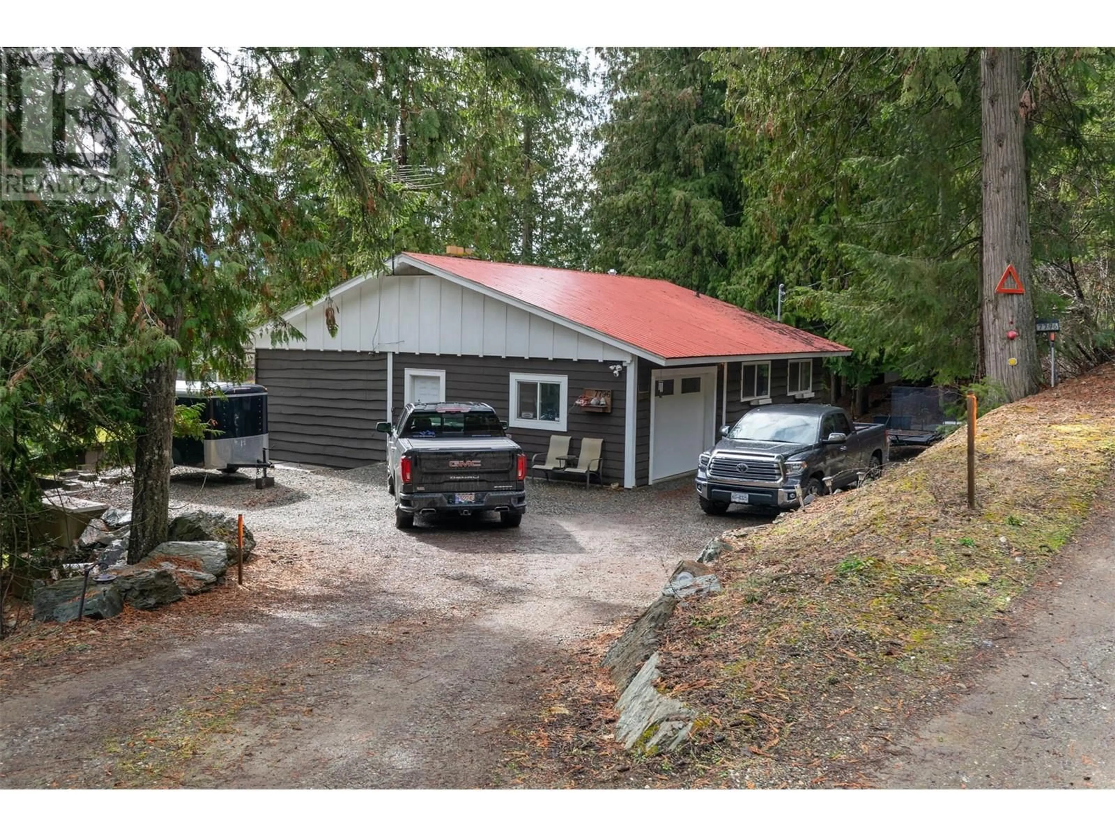 Indoor garage for 7796 COLUMBIA DRIVE, Anglemont British Columbia V0E1M8