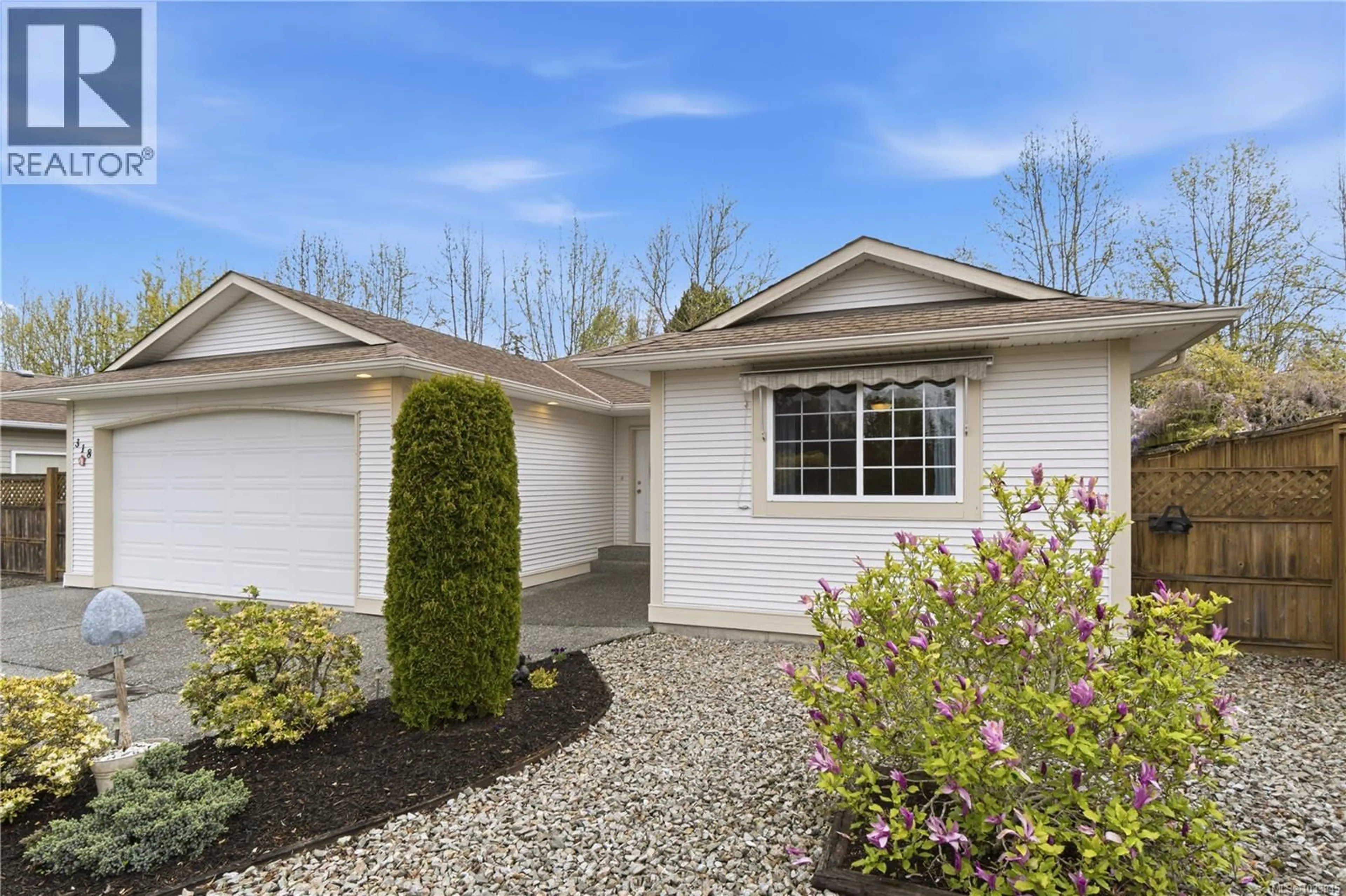 Home with vinyl exterior material, street for 318 CLARKSON PLACE, Parksville British Columbia V9P2V8