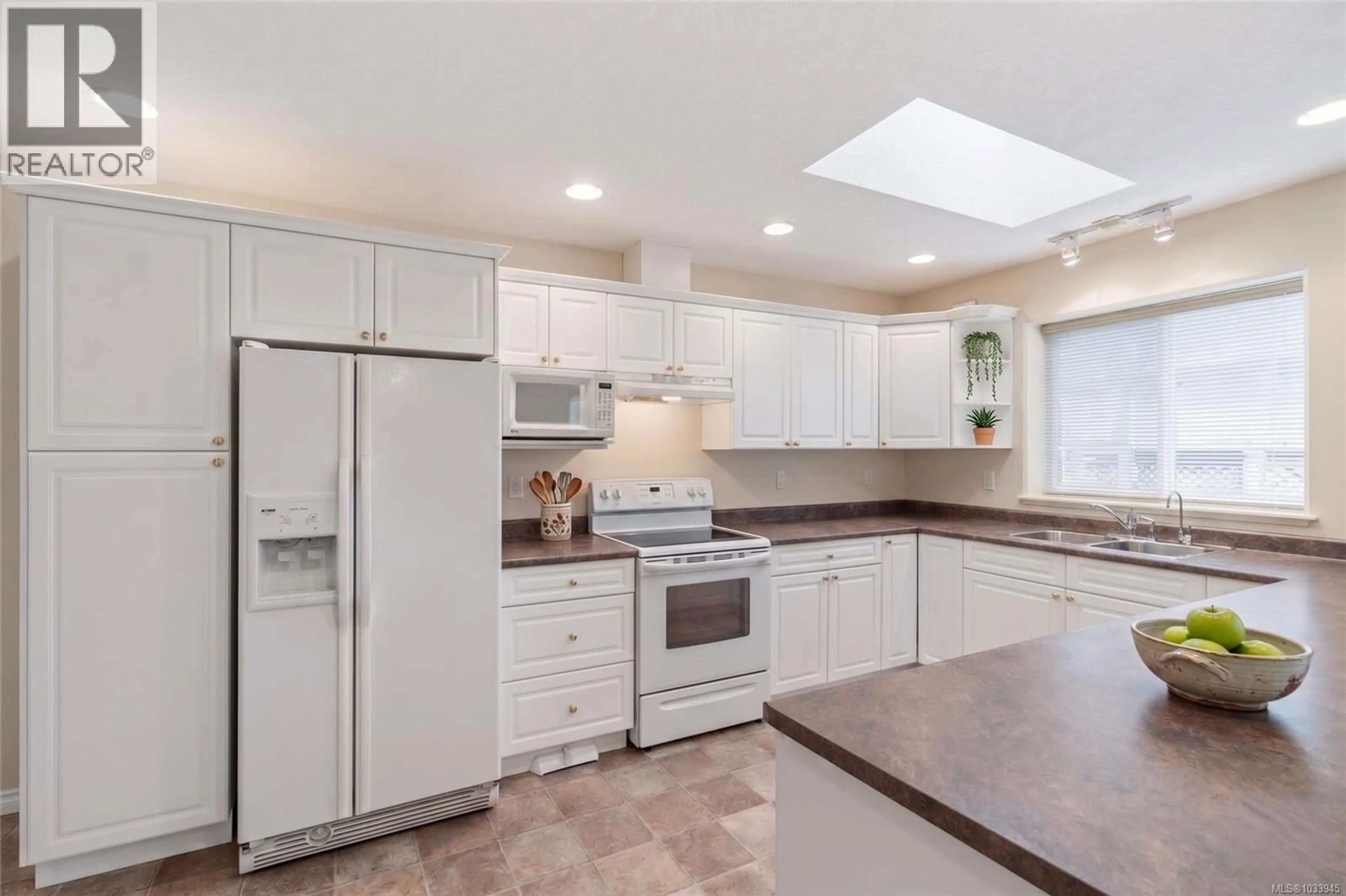 Open concept kitchen, ceramic/tile floor for 318 CLARKSON PLACE, Parksville British Columbia V9P2V8
