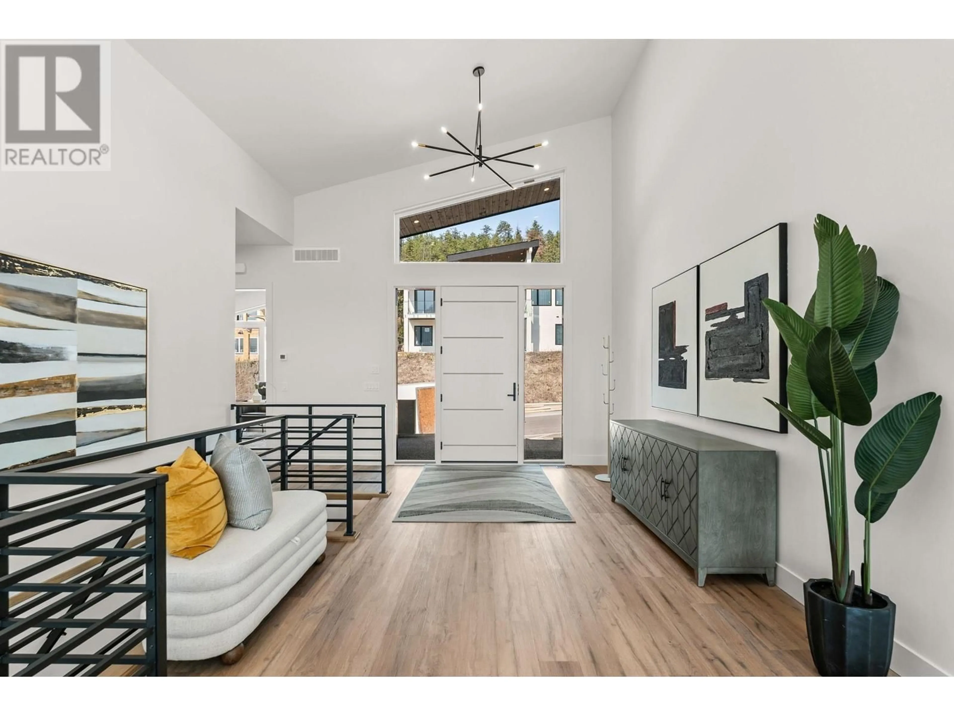 Indoor entryway for 901 MELROSE STREET, Kelowna British Columbia V1P0A8