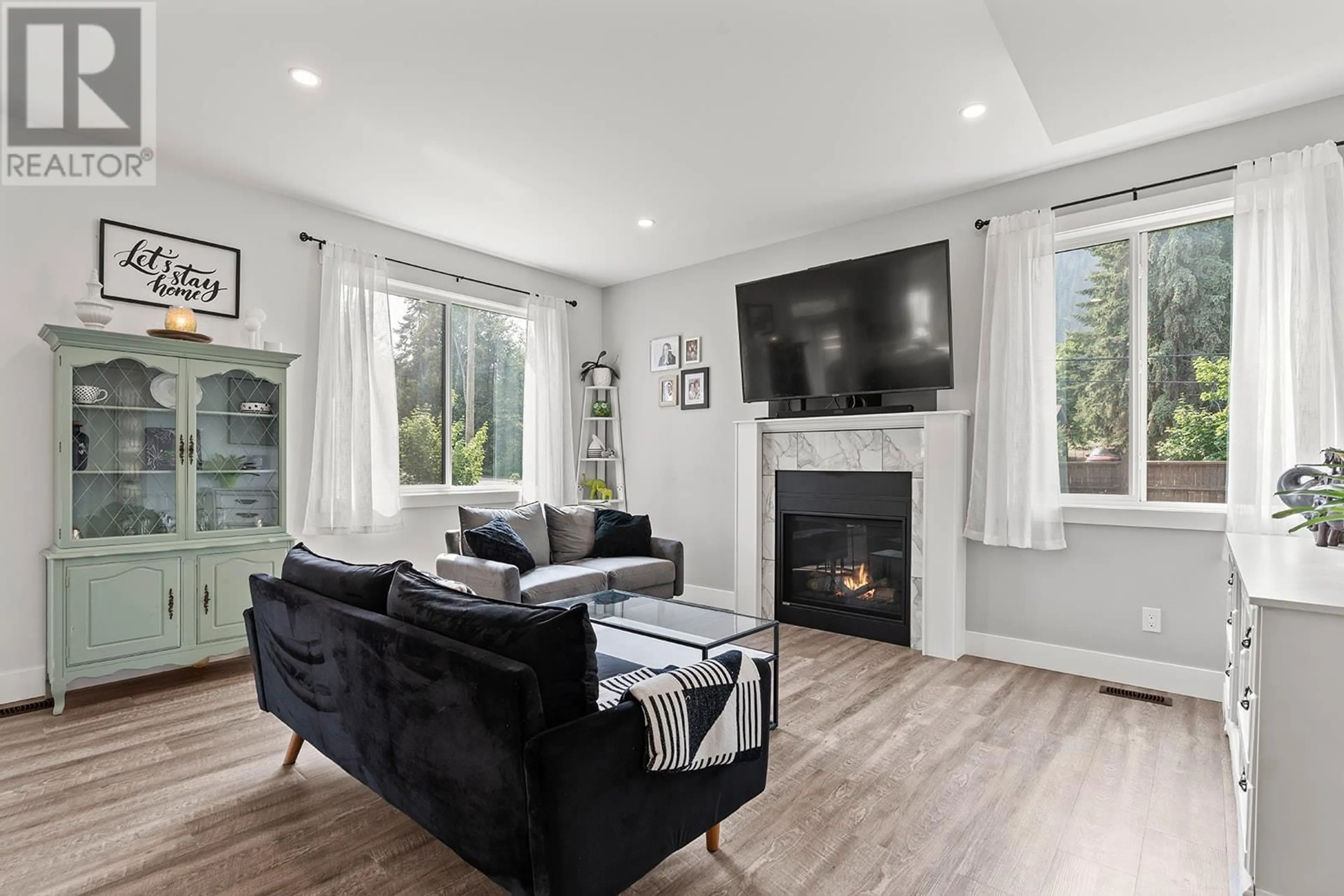 Living room with furniture, wood/laminate floor for 1 - 1441 20 AVENUE SOUTHEAST, Salmon Arm British Columbia V1E2M9