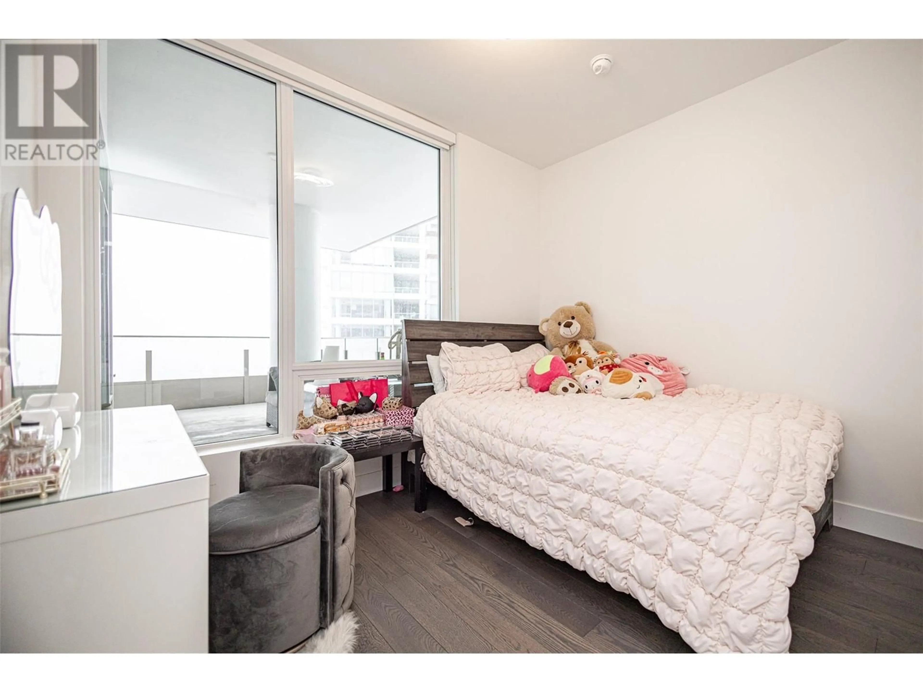 Bedroom with bed, wood/laminate floor for 1902 - 1181 SUNSET DRIVE, Kelowna British Columbia V1Y0J4
