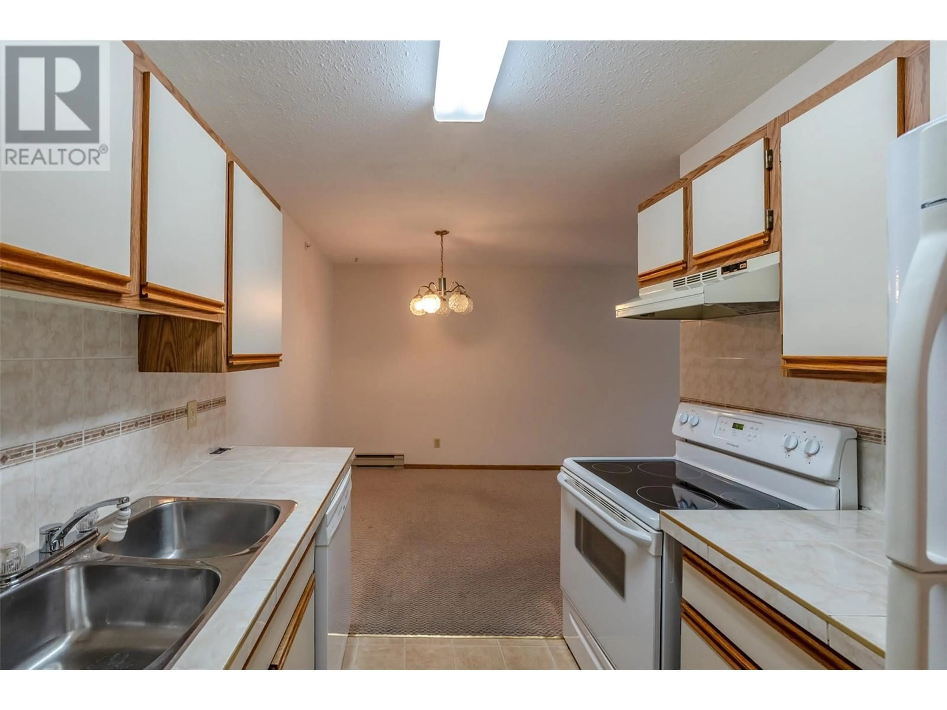Standard kitchen, unknown for 404 - 284 YORKTON AVENUE, Penticton British Columbia V2A3V5