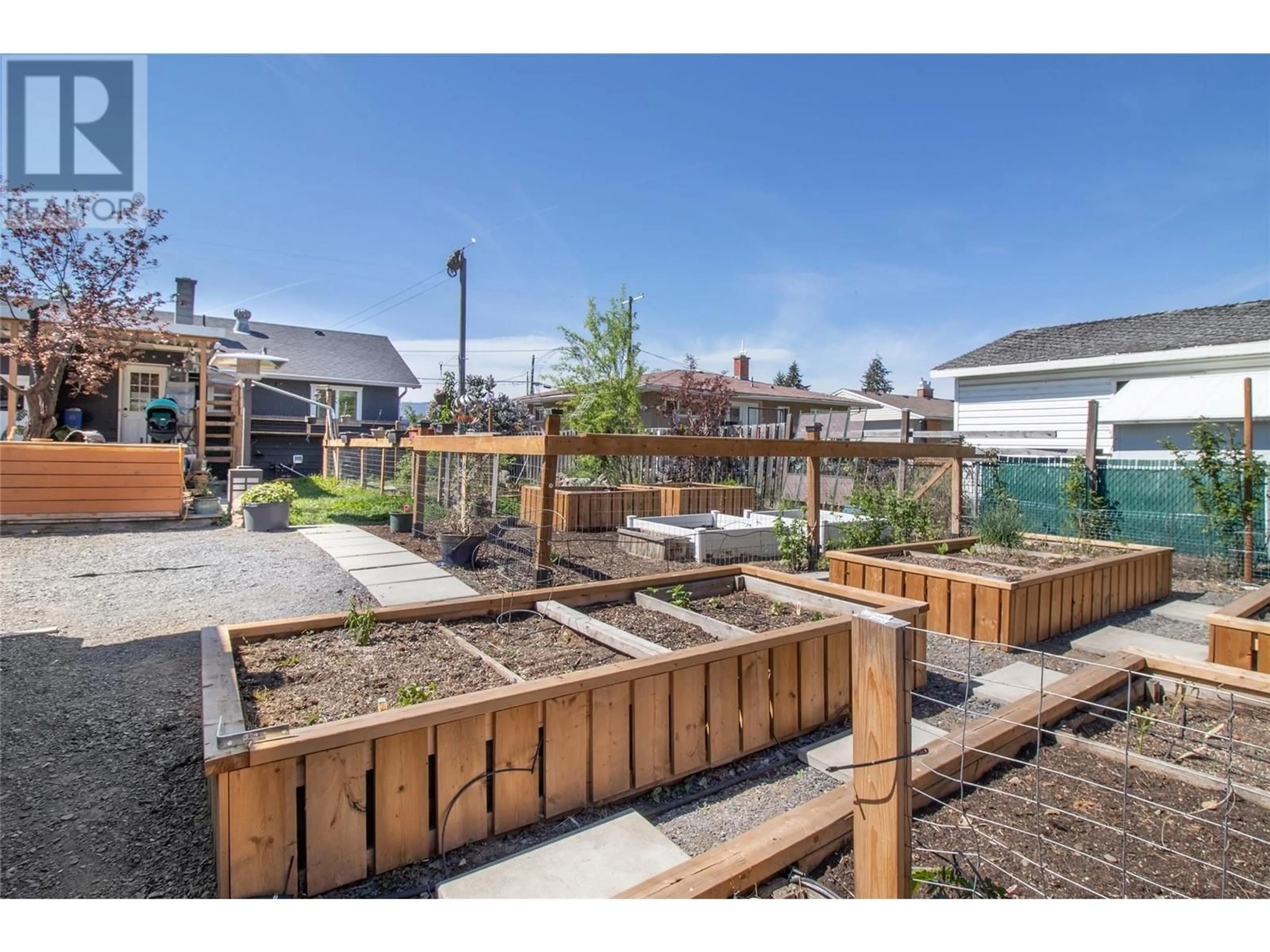 Patio, street for 195 SADLER ROAD, Kelowna British Columbia V1X2Y6