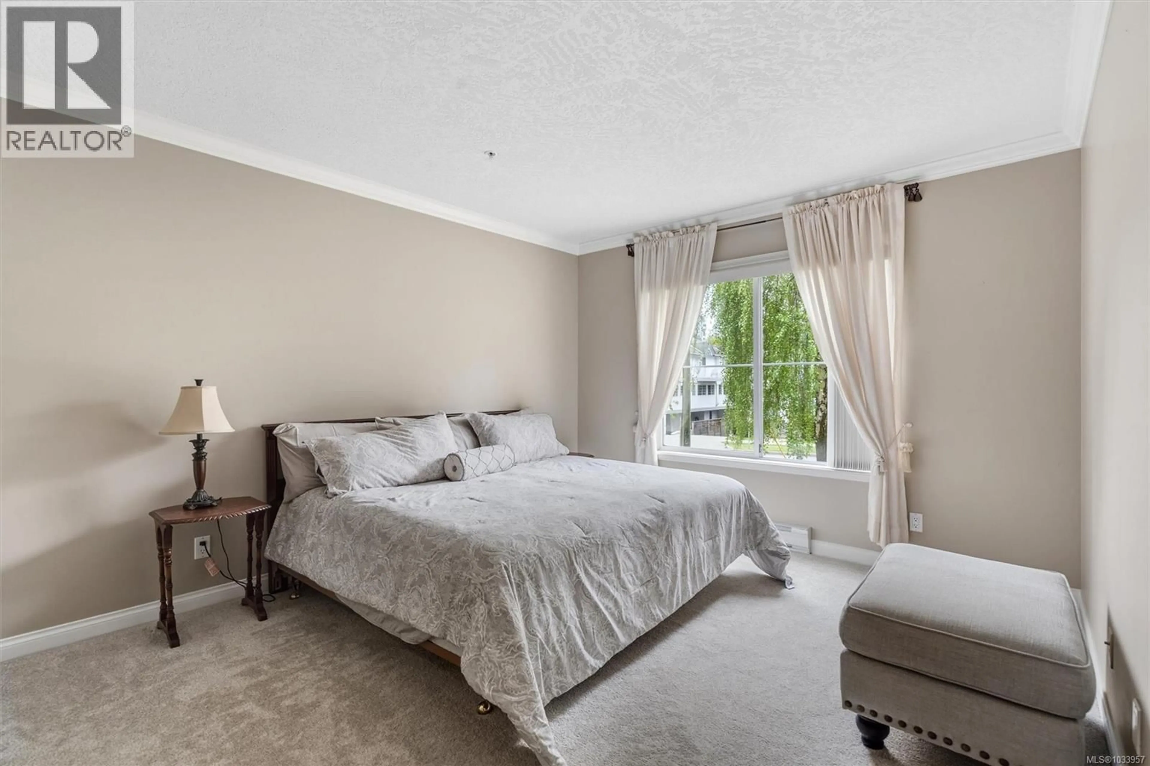 Bedroom with bed, carpet floor for 120 - 405 QUEBEC STREET, Victoria British Columbia V8V4Z2