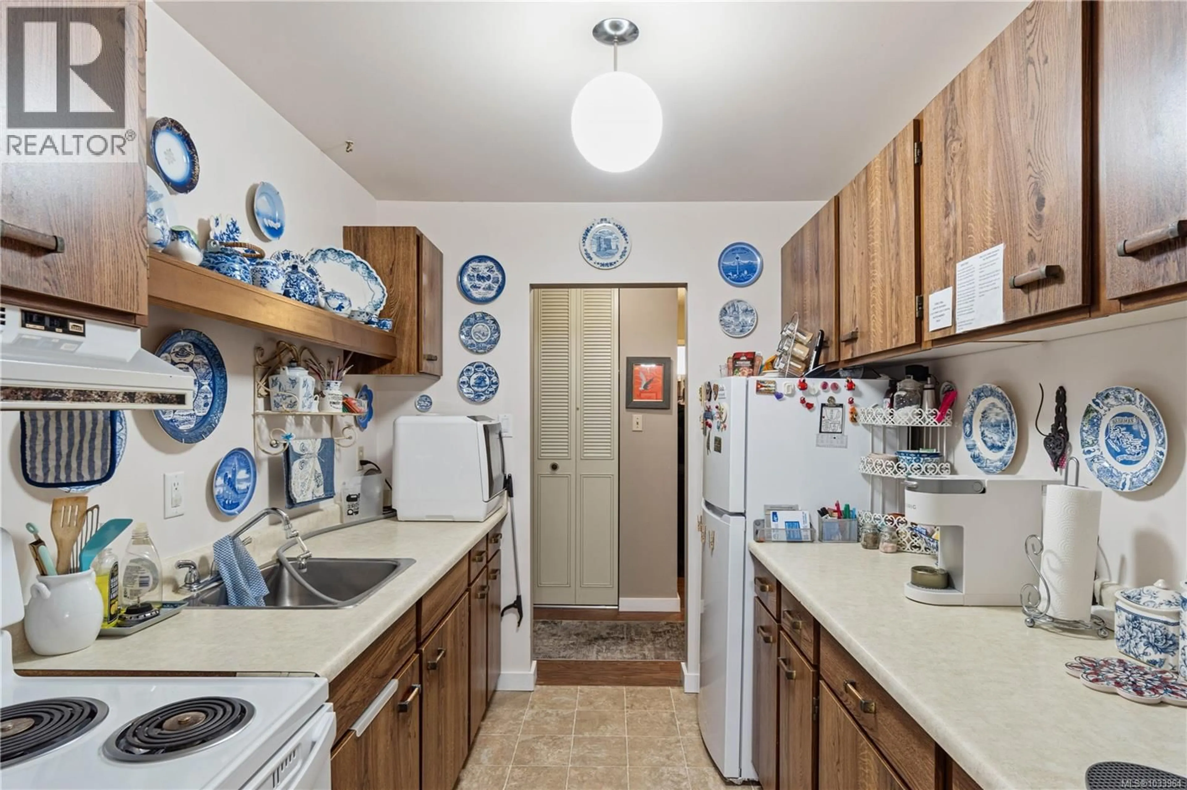 Standard kitchen, ceramic/tile floor for 314 - 550 BRADLEY STREET, Nanaimo British Columbia V9S5N4
