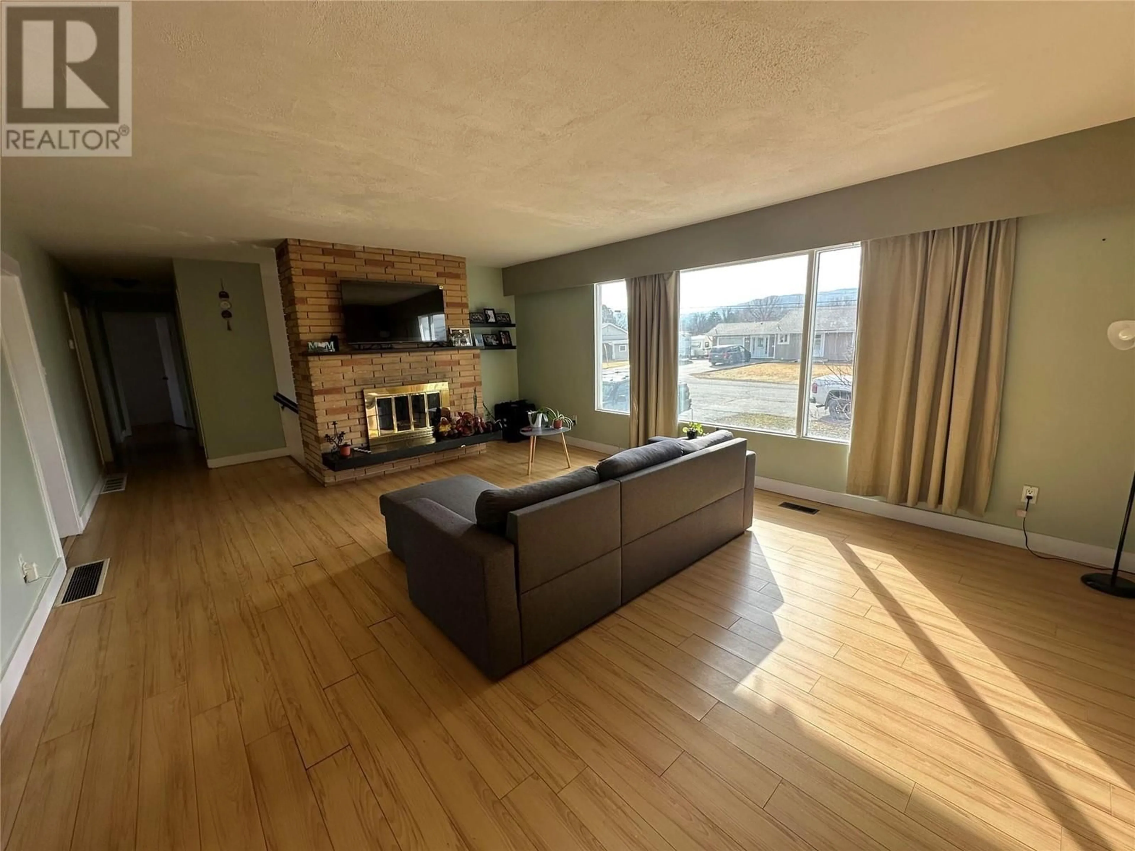 Living room with furniture, wood/laminate floor for 1942 FLEETWOOD AVENUE, Kamloops British Columbia V2B4S4
