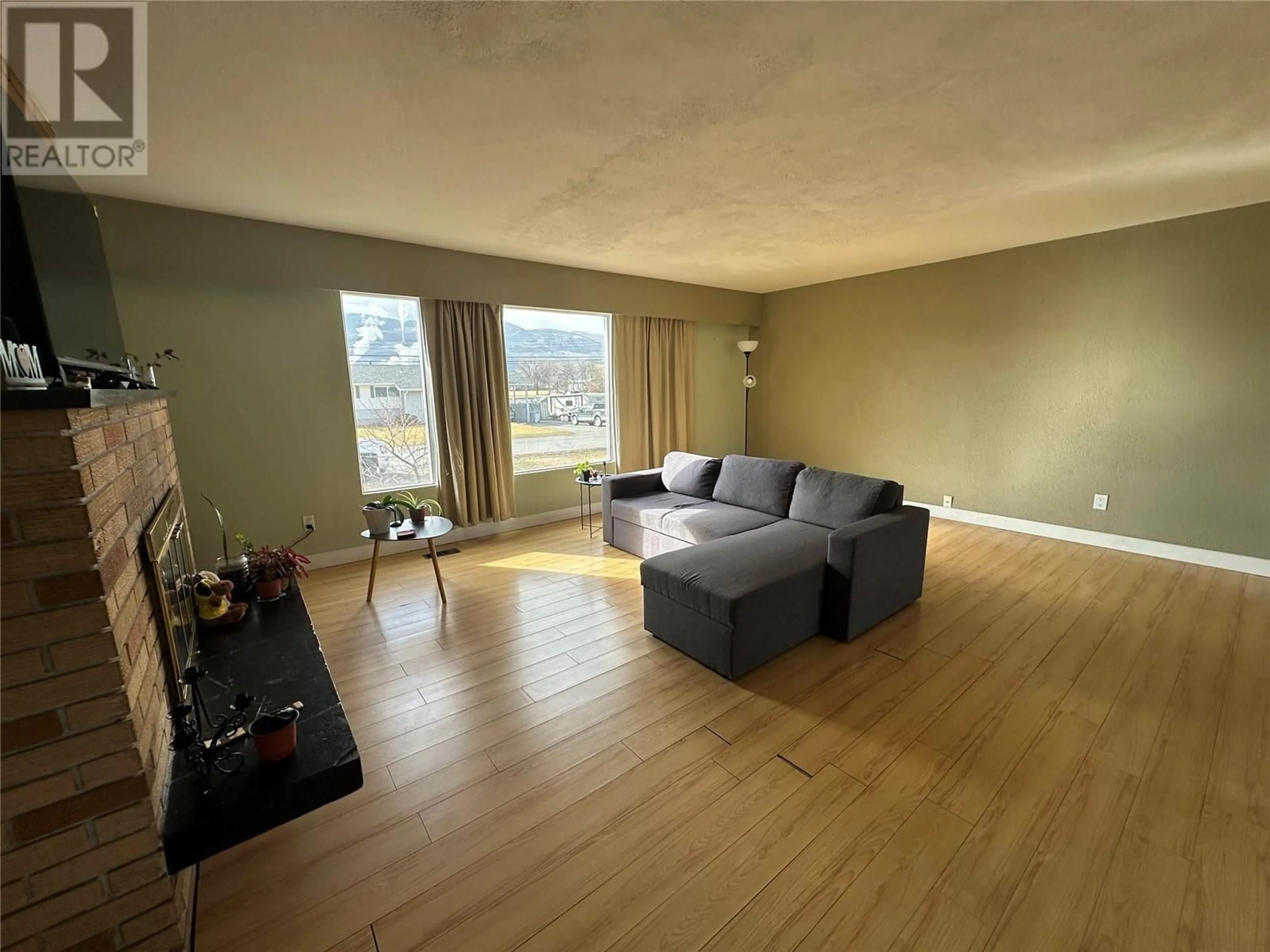 Living room with furniture, wood/laminate floor for 1942 FLEETWOOD AVENUE, Kamloops British Columbia V2B4S4