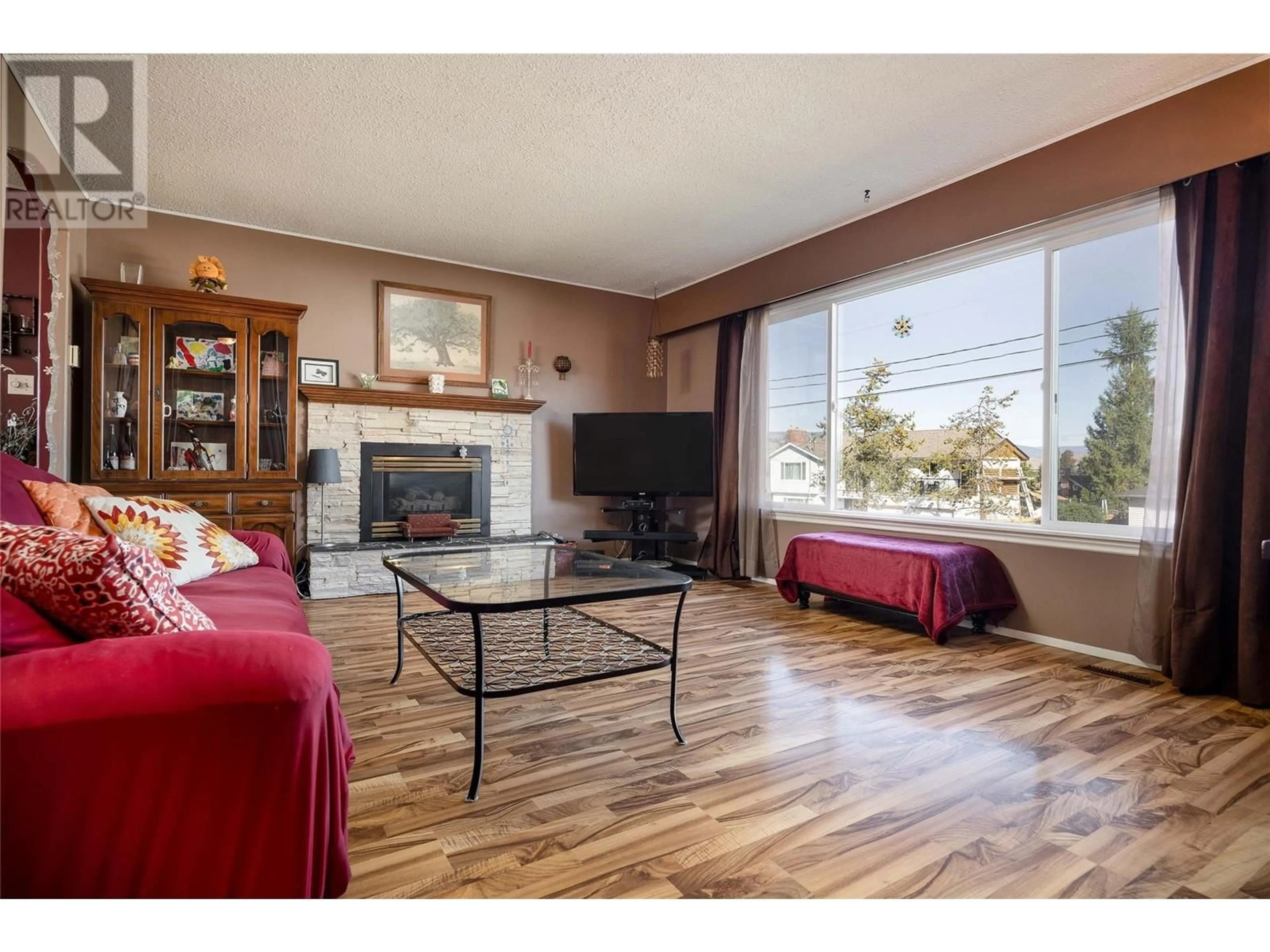 Living room with furniture, wood/laminate floor for 1208 38 AVENUE, Vernon British Columbia V1T2Y7