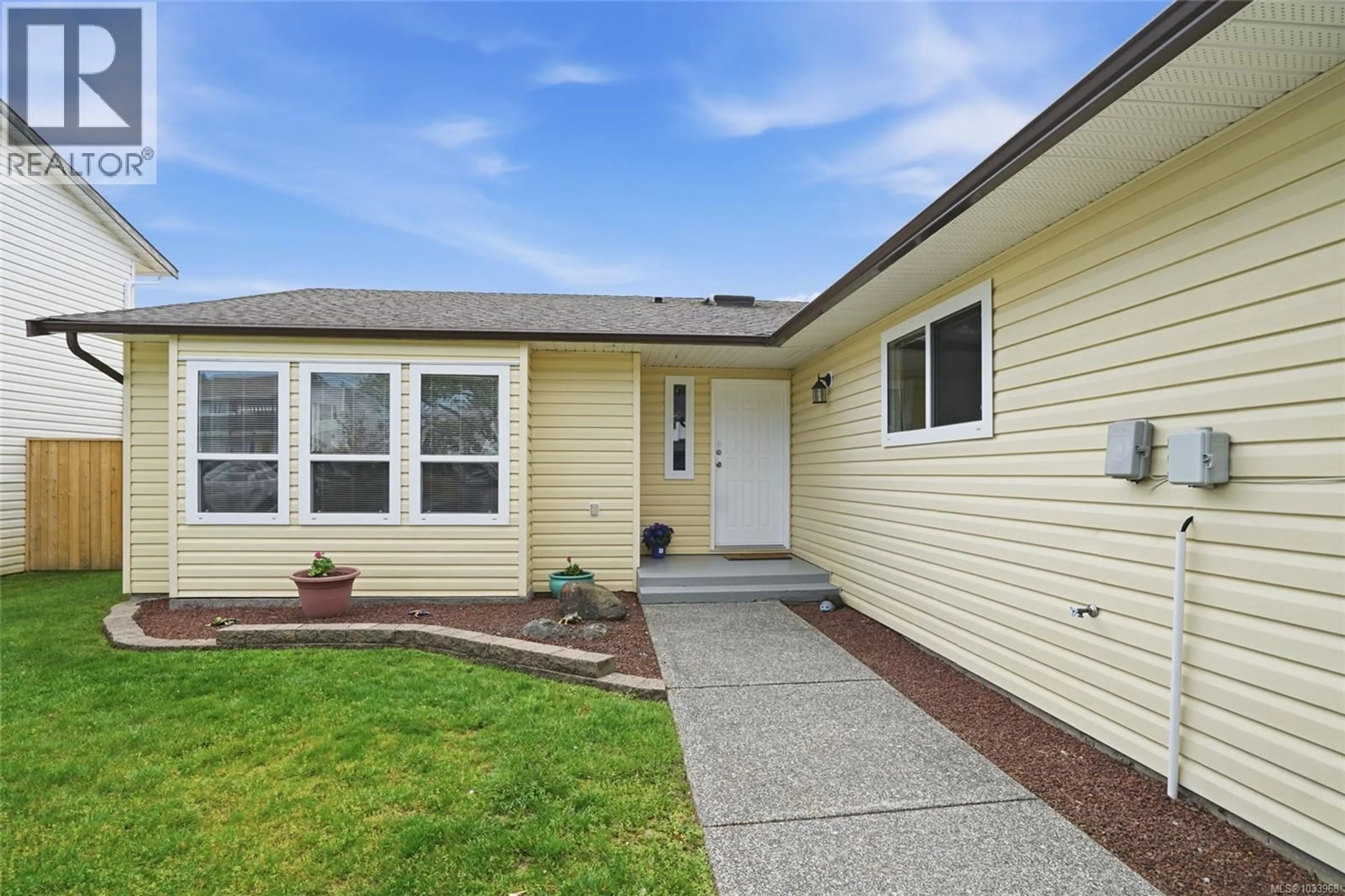 Home with vinyl exterior material, street for 2517 NADELY CRESCENT, Nanaimo British Columbia V9T5Y1