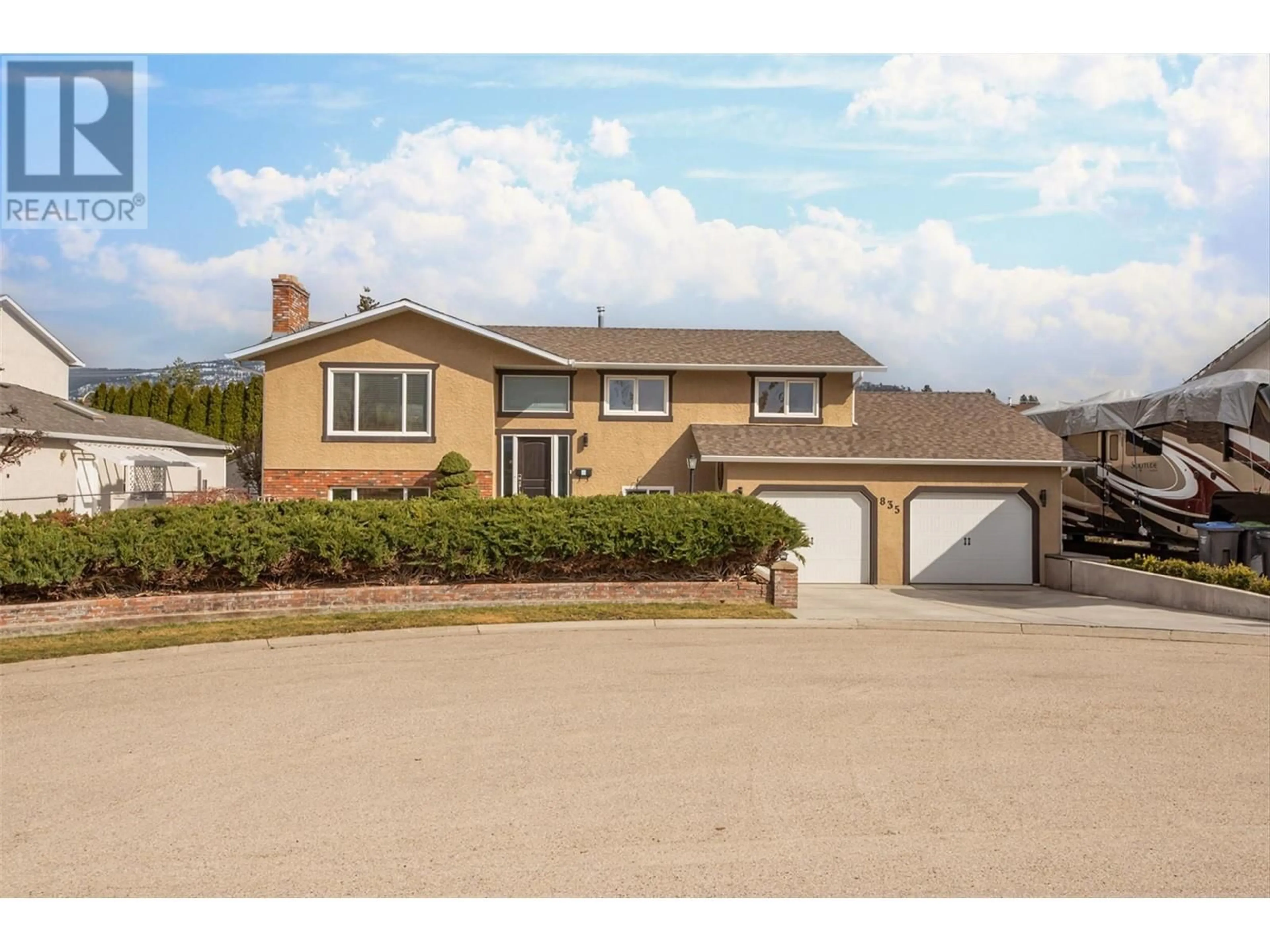 Home with vinyl exterior material, street for 835 TIMRICK COURT, Kelowna British Columbia V1X5V7