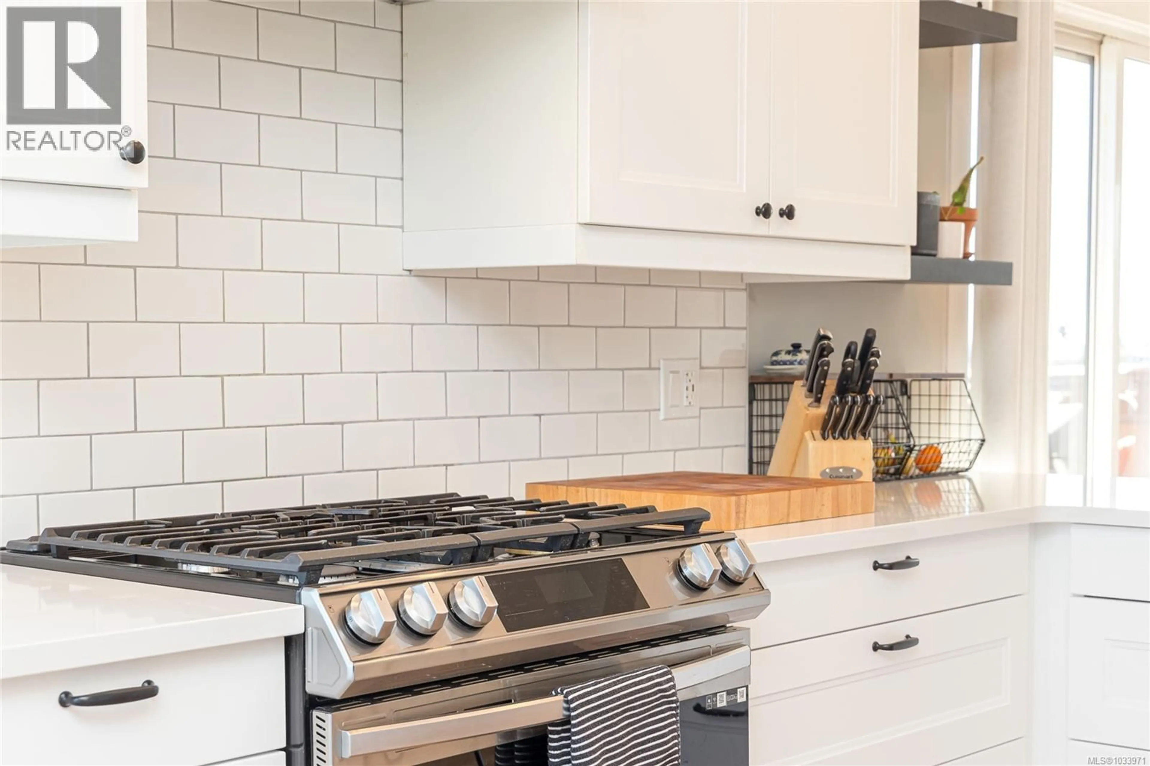 Contemporary kitchen, ceramic/tile floor for 320 BULLER STREET, Ladysmith British Columbia V9G1B1