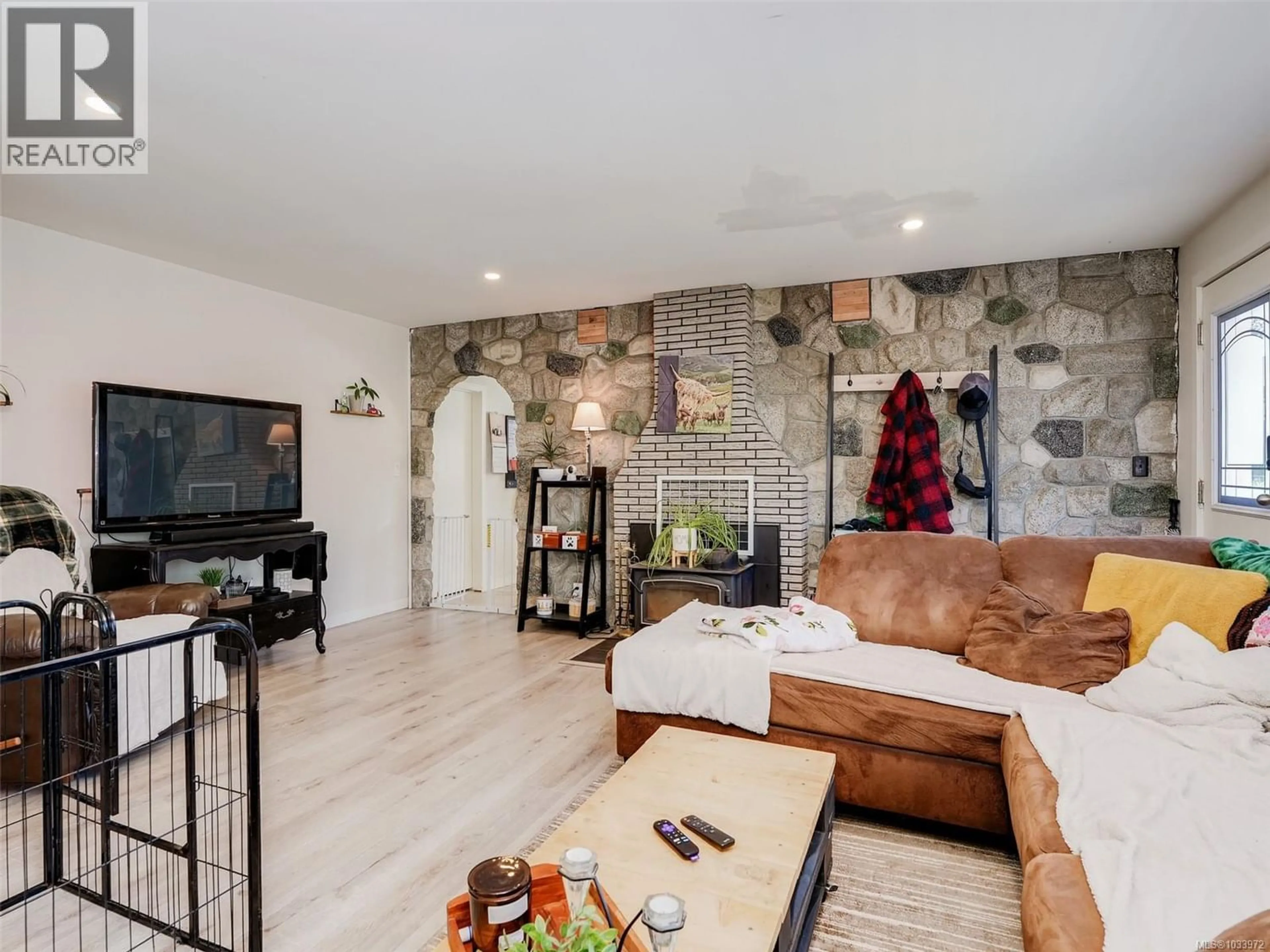 Living room with furniture, unknown for 948 LATORIA ROAD, Langford British Columbia V9C3A8