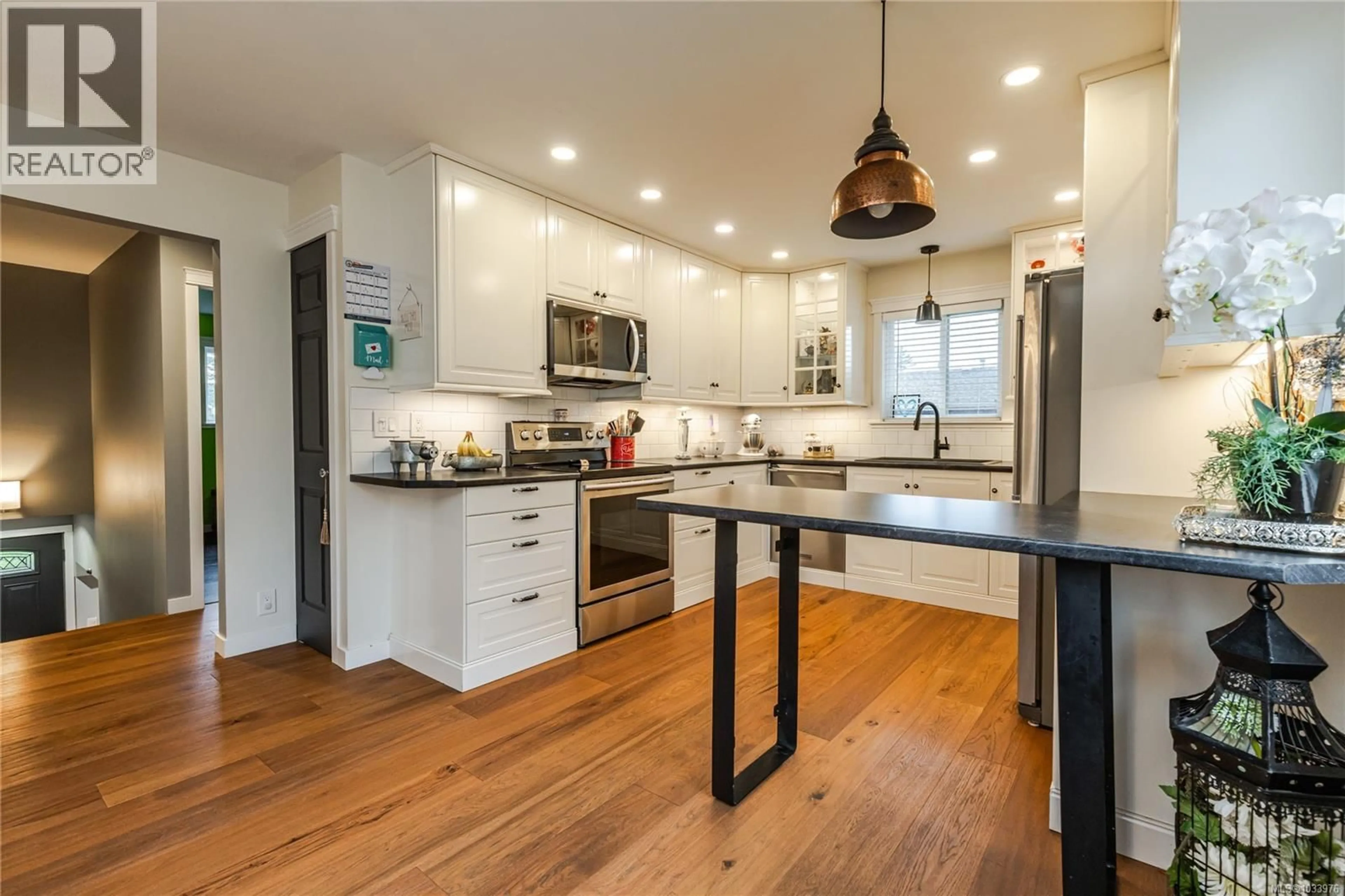 Open concept kitchen, wood/laminate floor for 2348 THOMAS PLACE, Nanaimo British Columbia V9X1W9