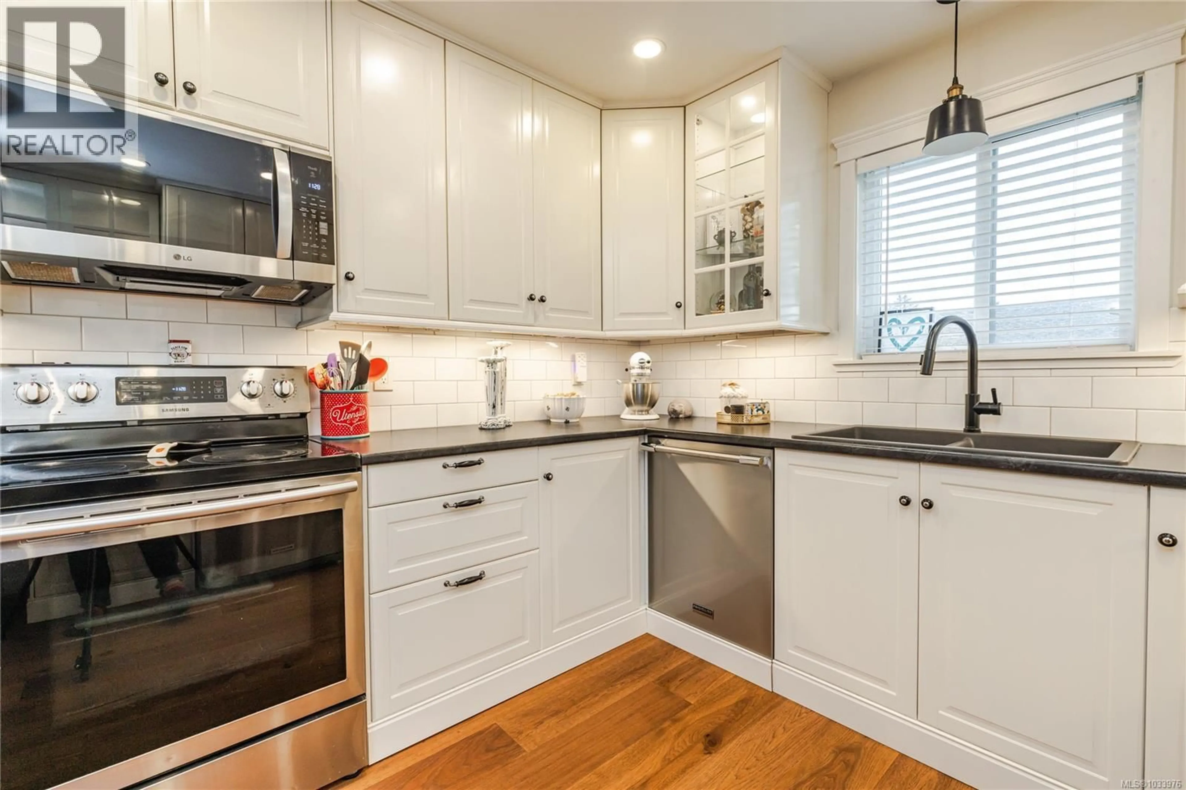 Contemporary kitchen, ceramic/tile floor for 2348 THOMAS PLACE, Nanaimo British Columbia V9X1W9