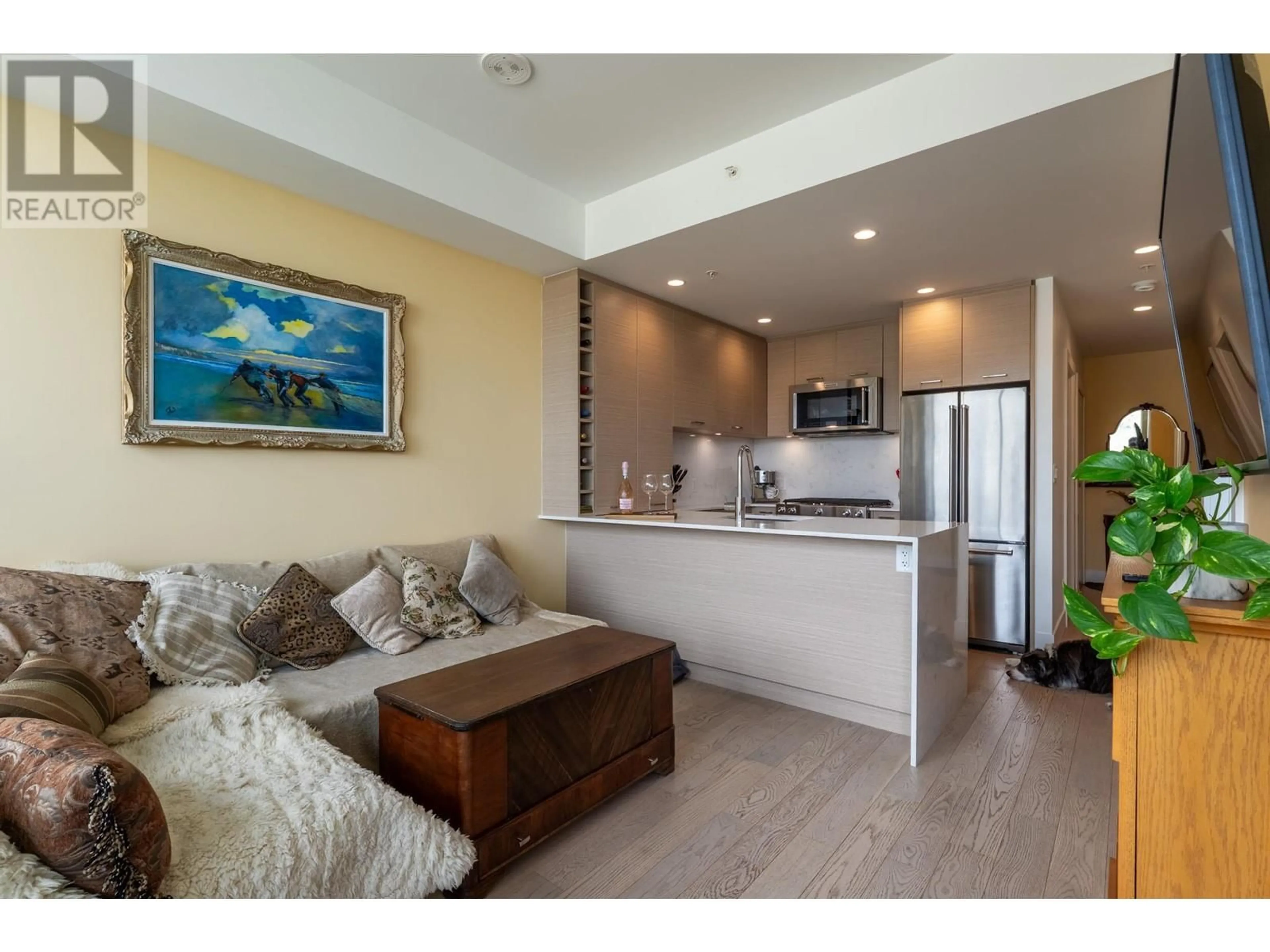 Open concept kitchen, wood/laminate floor for 910 - 1181 SUNSET DRIVE, Kelowna British Columbia V1Y0J4