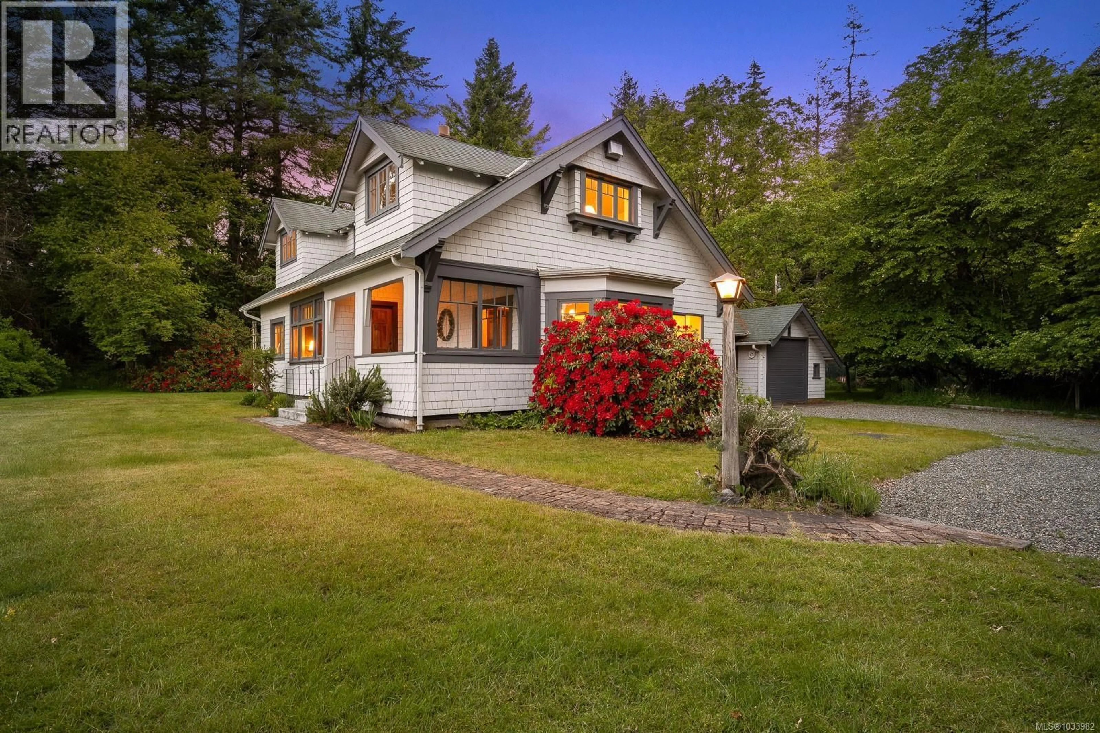 A pic from outside/outdoor area/front of a property/back of a property/a pic from drone, street for 965 BALMORAL ROAD, Comox British Columbia V9M3W2