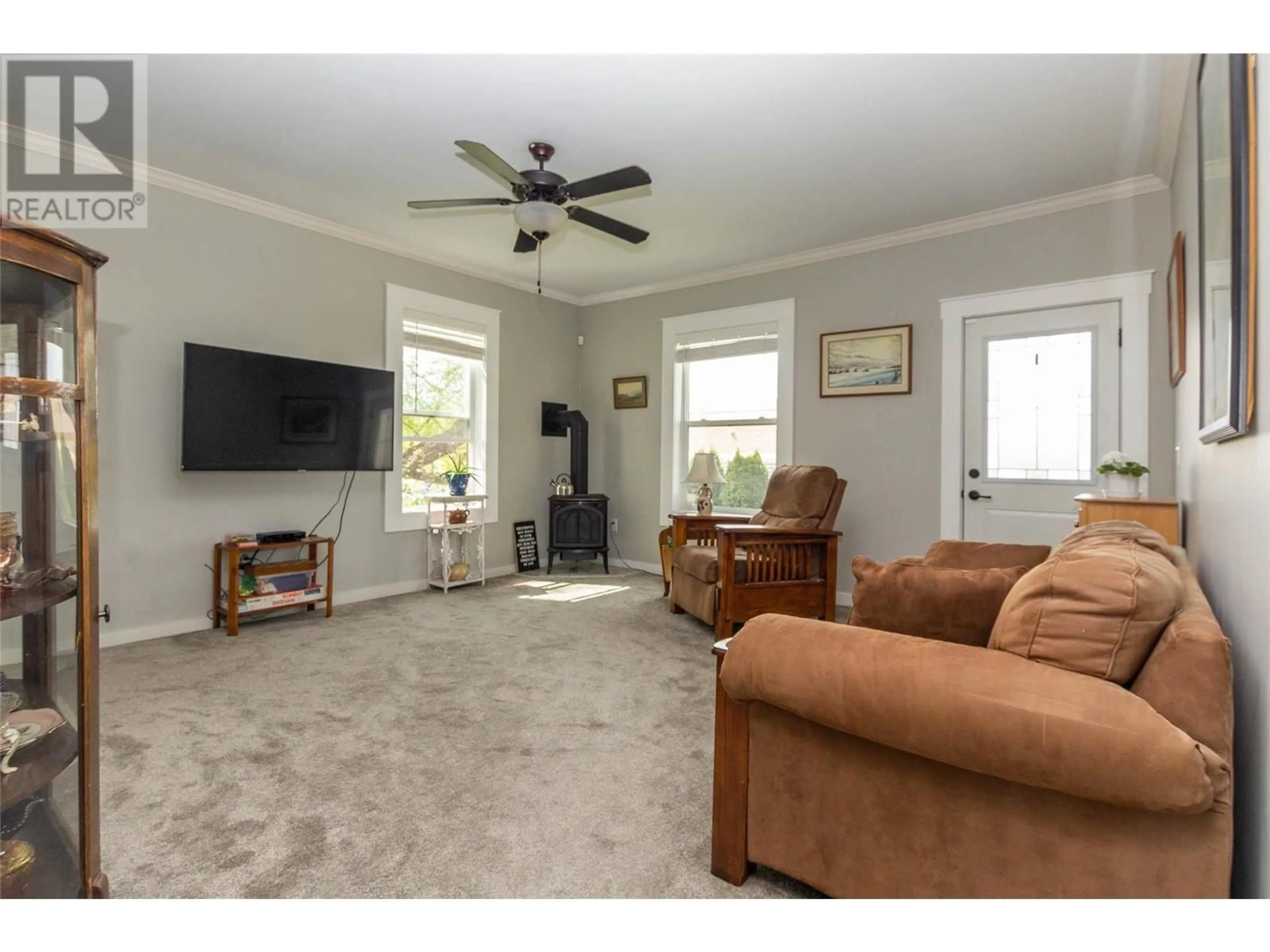 Living room with furniture, unknown for 710 10 STREET SOUTHWEST, Salmon Arm British Columbia V1E1T2