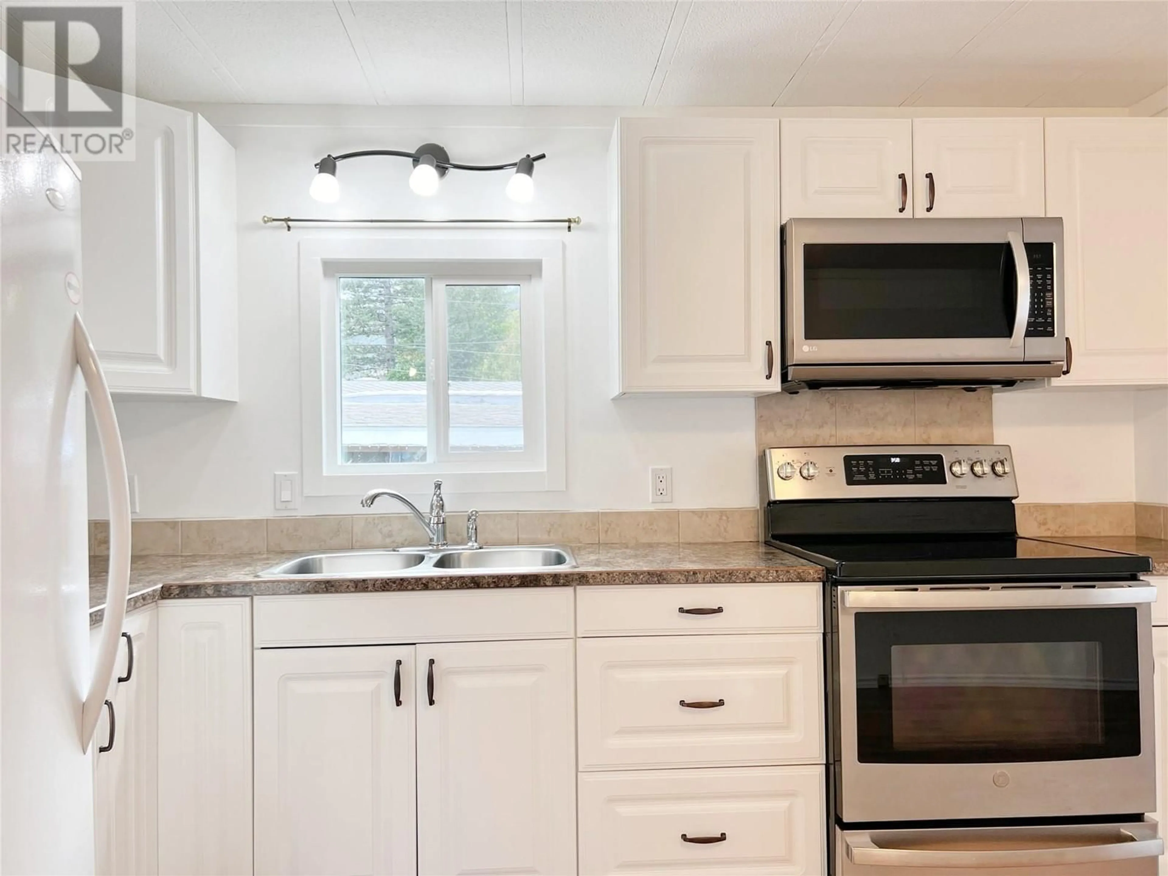 Standard kitchen, unknown for 31 - 6663 HIGHWAY 97 OTHER SOUTH, Peachland British Columbia V0H1X7