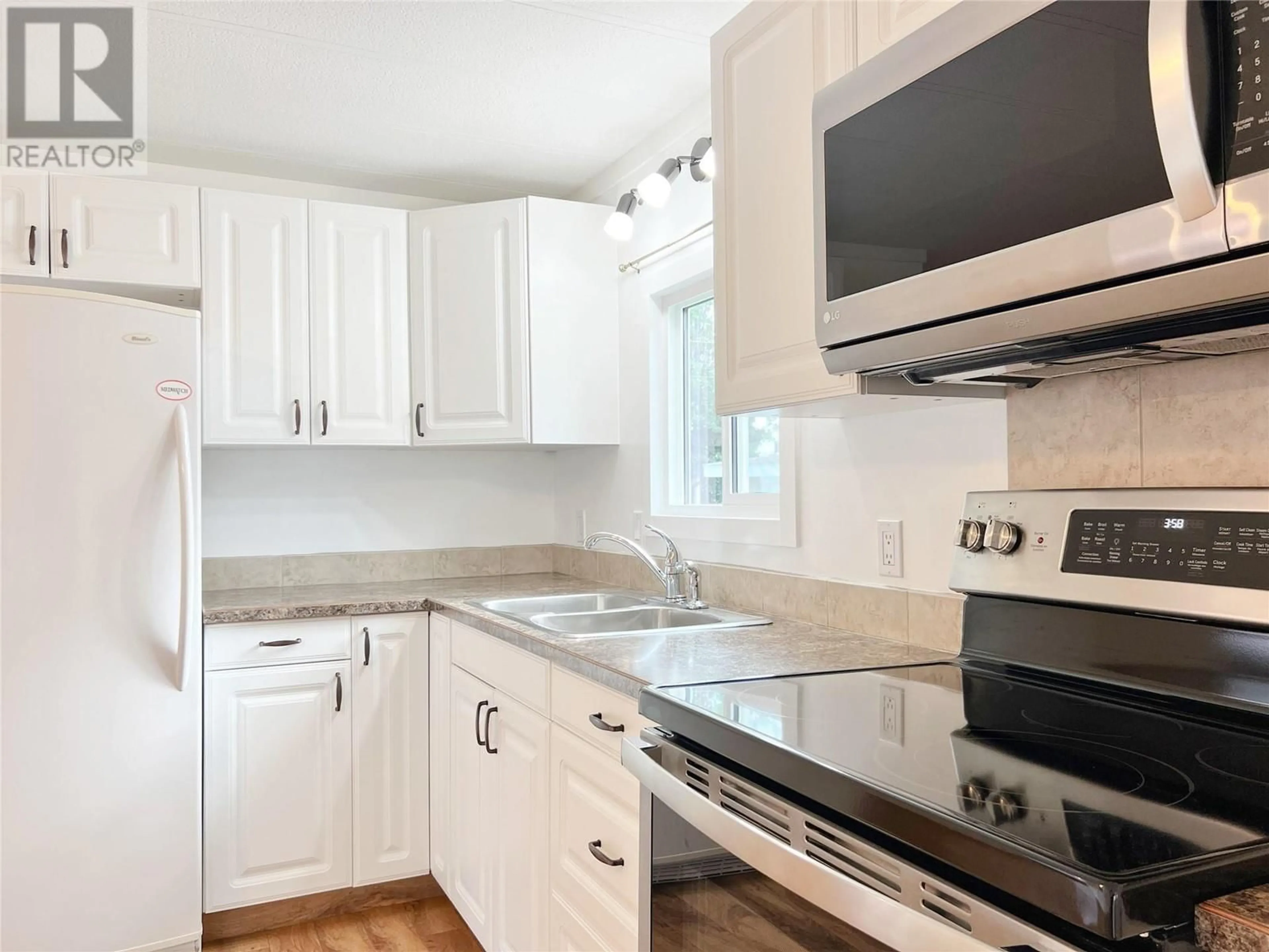 Standard kitchen, unknown for 31 - 6663 HIGHWAY 97 OTHER SOUTH, Peachland British Columbia V0H1X7