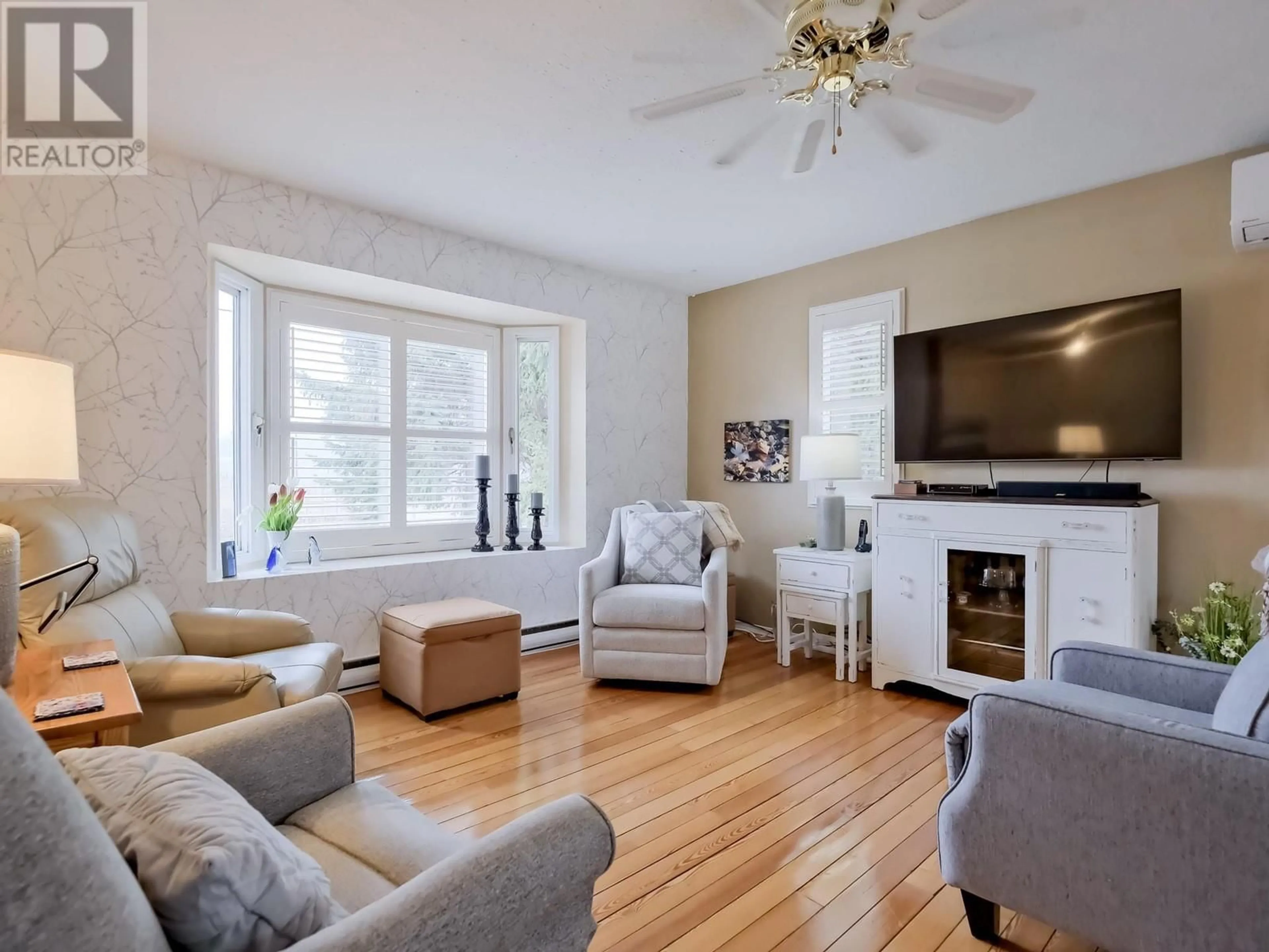 Living room with furniture, wood/laminate floor for 5882 VICTORIA STREET, Peachland British Columbia V0X1X4