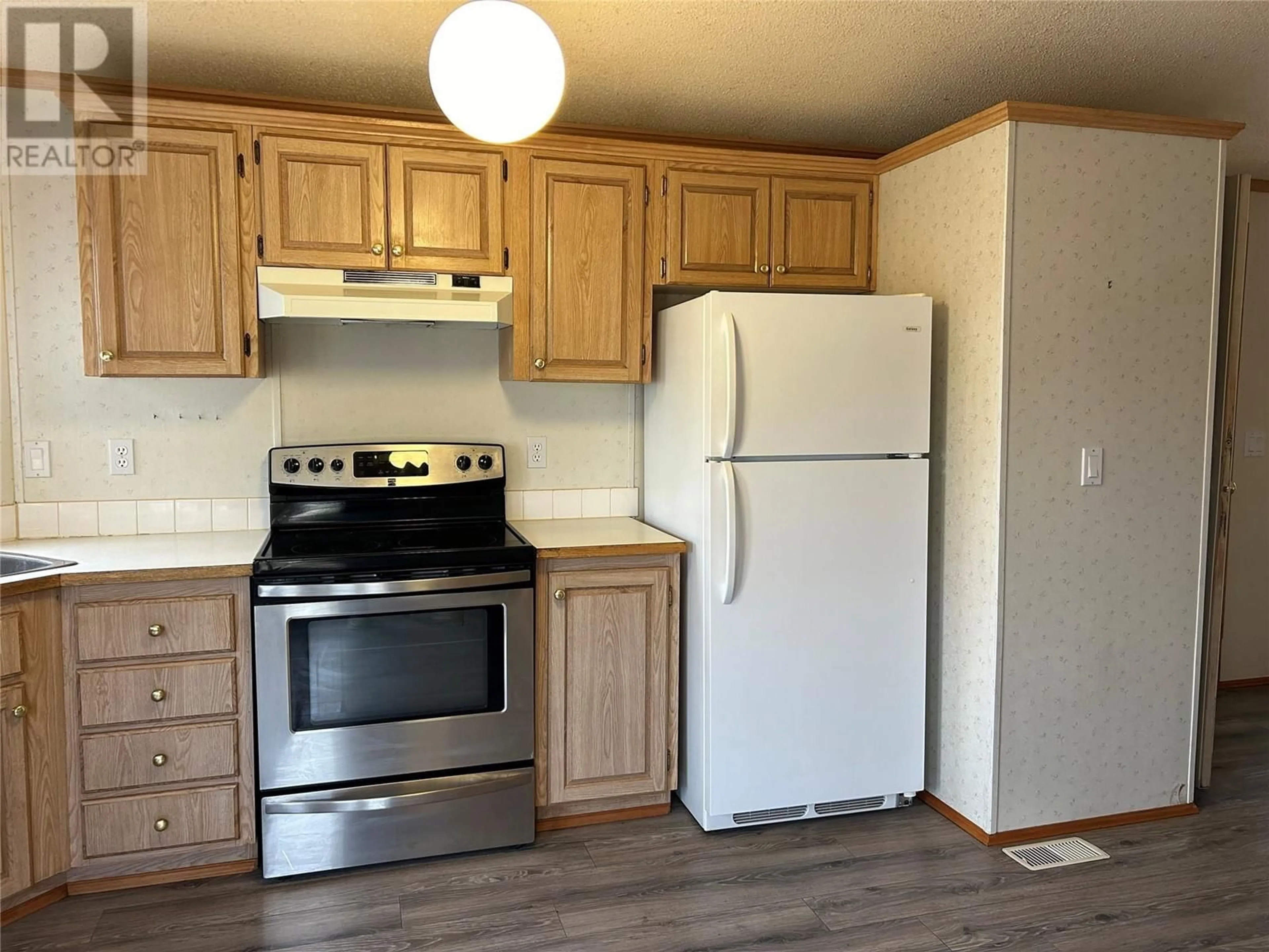 Standard kitchen, wood/laminate floor for 5 - 4980 LANDON ROAD, Ashcroft British Columbia V0K1A0