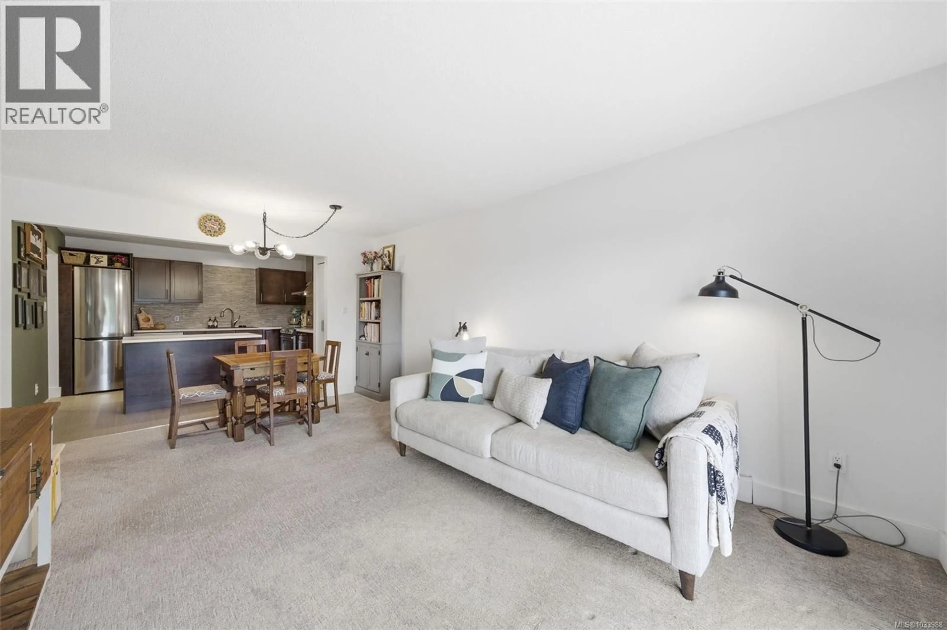 Living room with furniture, unknown for 401 - 3252 GLASGOW AVENUE, Saanich British Columbia V8X1M2