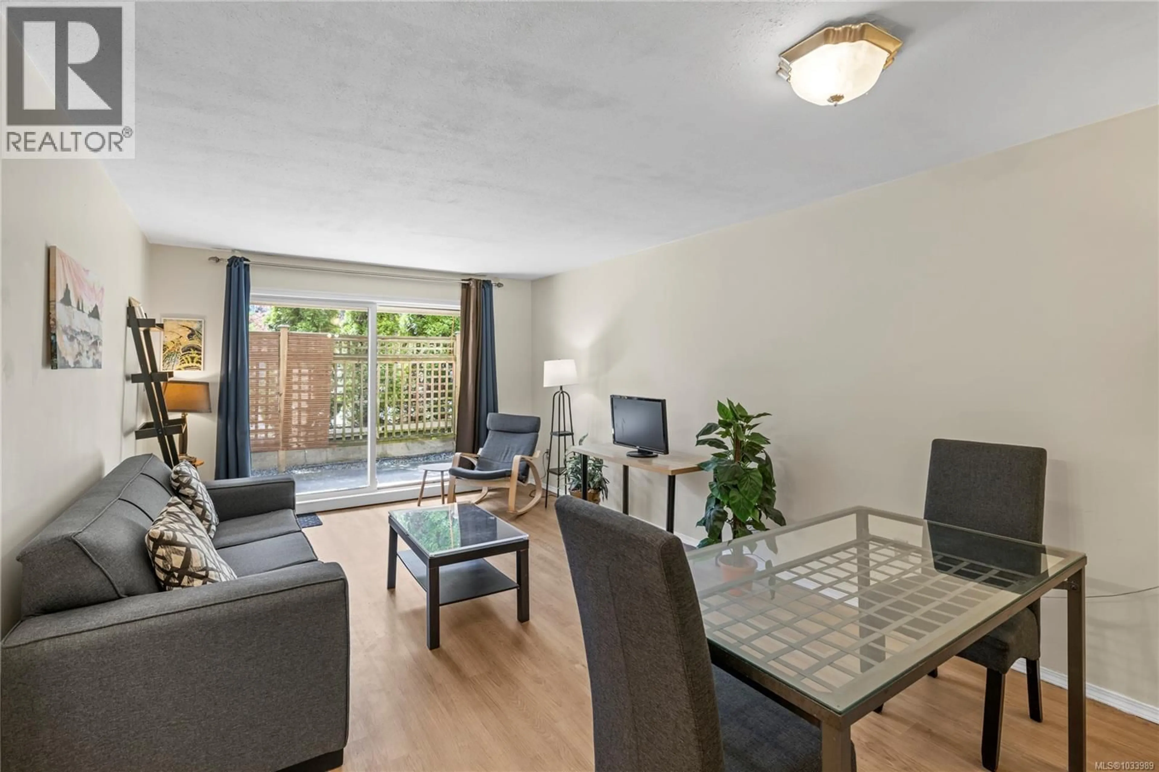 Living room with furniture, wood/laminate floor for 101 - 481 KENNEDY STREET, Nanaimo British Columbia V9R2J4