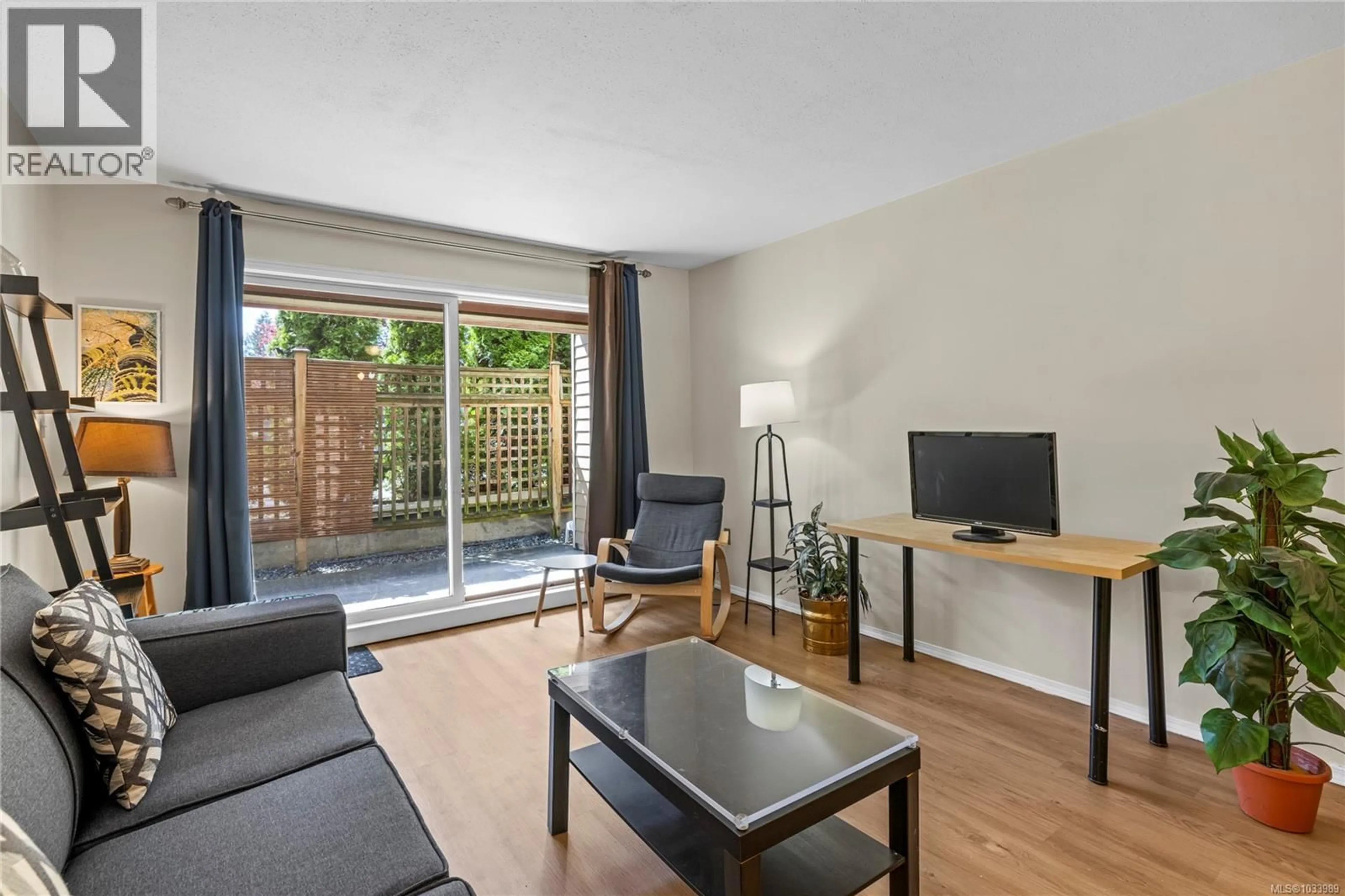 Living room with furniture, wood/laminate floor for 101 - 481 KENNEDY STREET, Nanaimo British Columbia V9R2J4