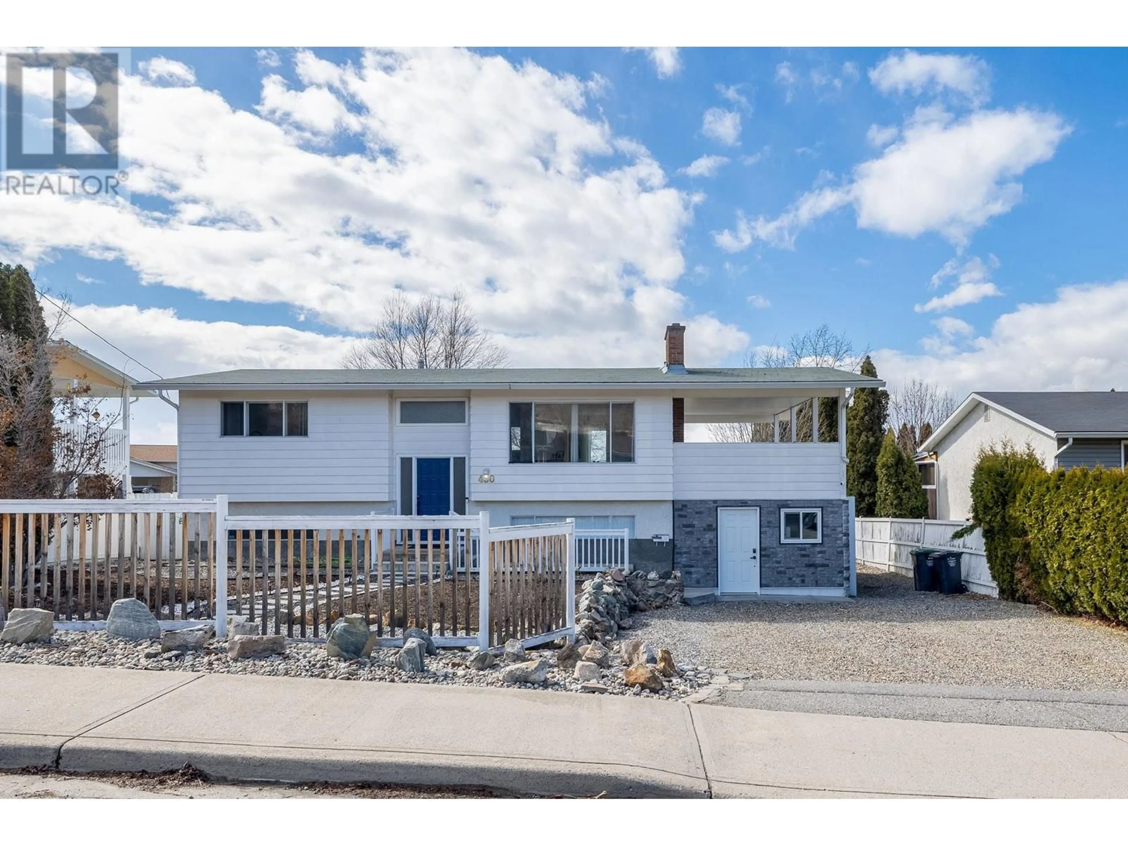 Home with vinyl exterior material, street for 480 EASTBOURNE ROAD, Kelowna British Columbia V1X5K8
