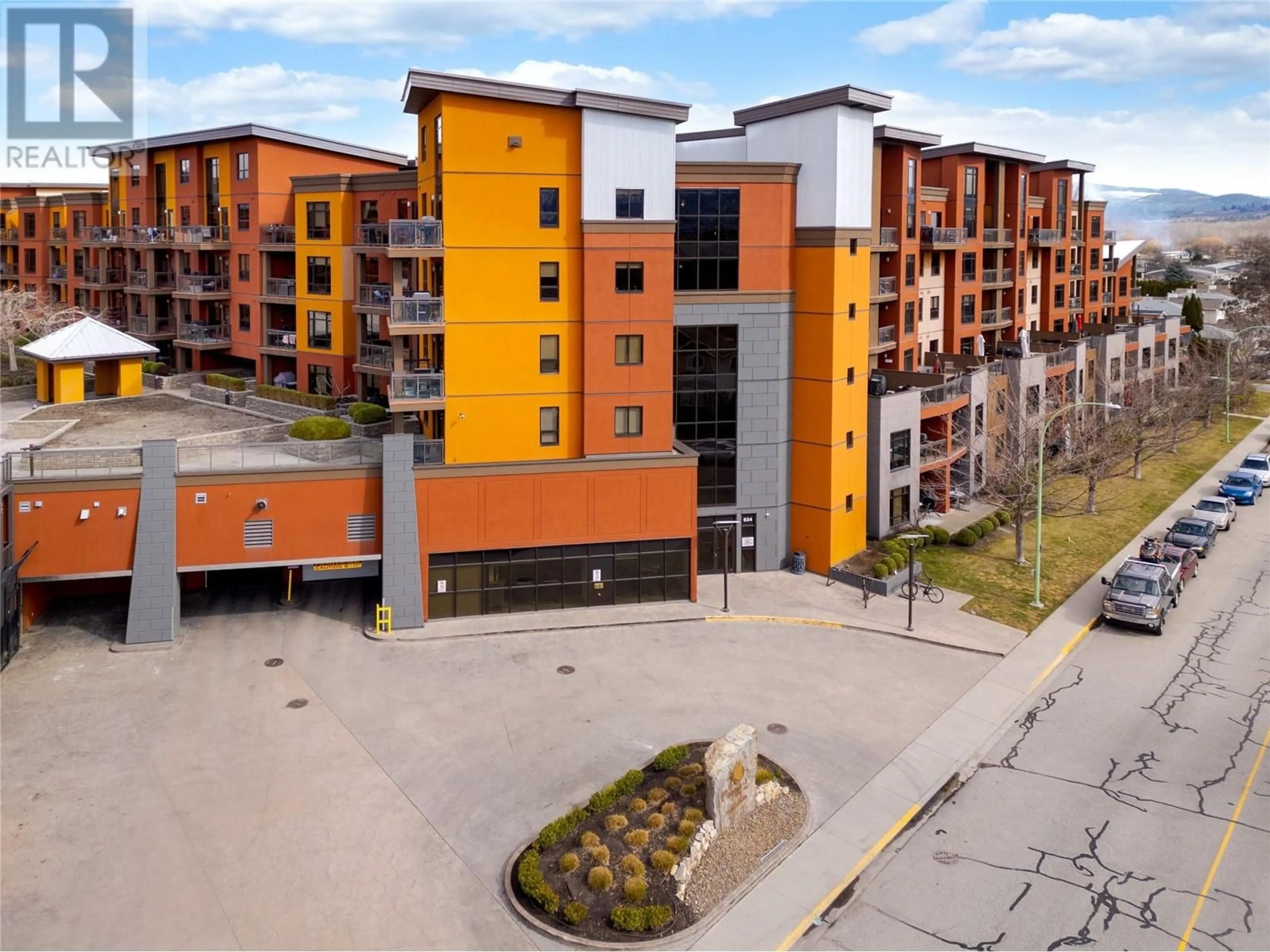A pic from outside/outdoor area/front of a property/back of a property/a pic from drone, building for 433 - 654 COOK ROAD, Kelowna British Columbia V1W3G7