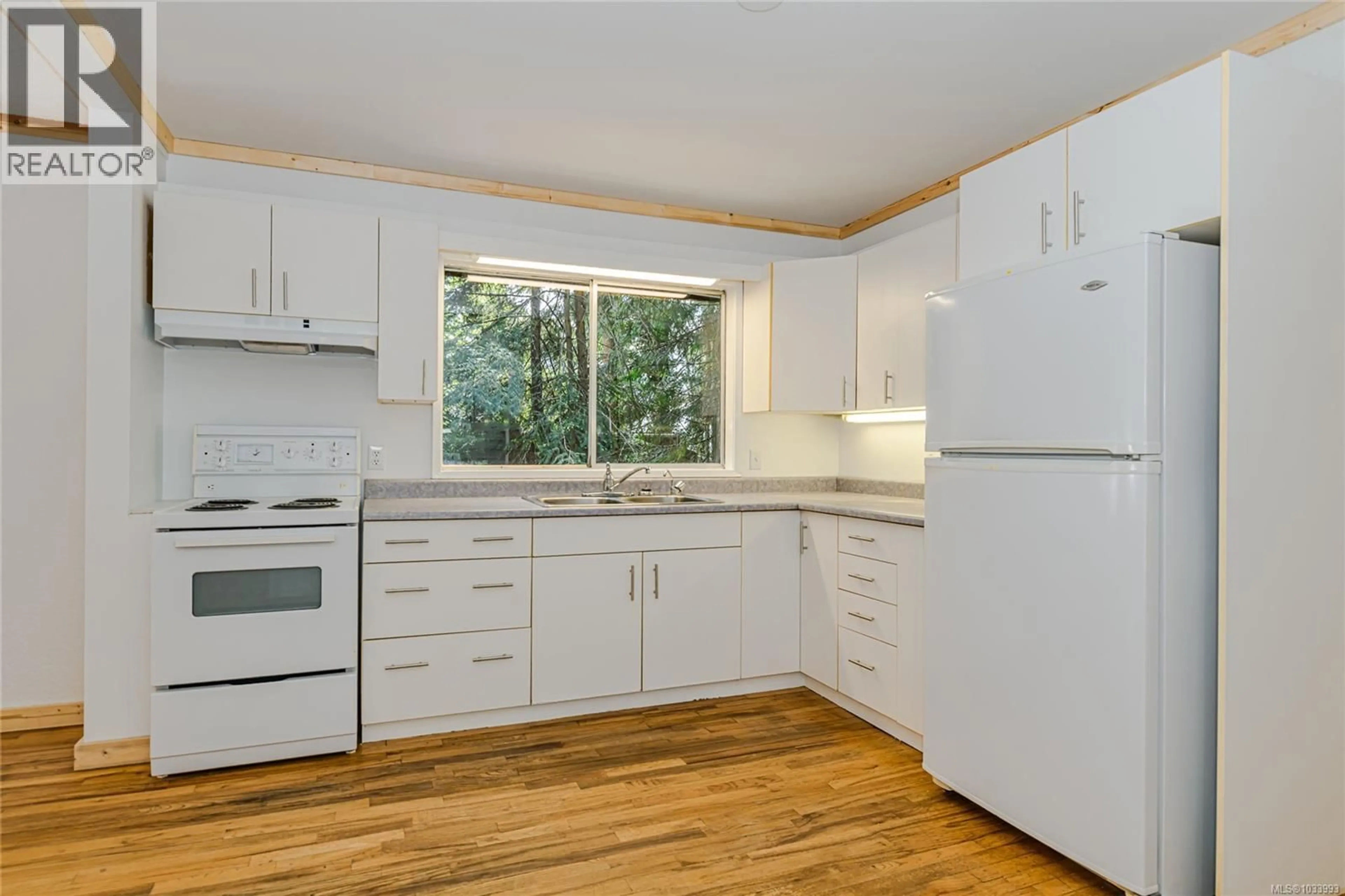 Standard kitchen, wood/laminate floor for 128 SUNSET DRIVE, Salt Spring British Columbia V8K1L3
