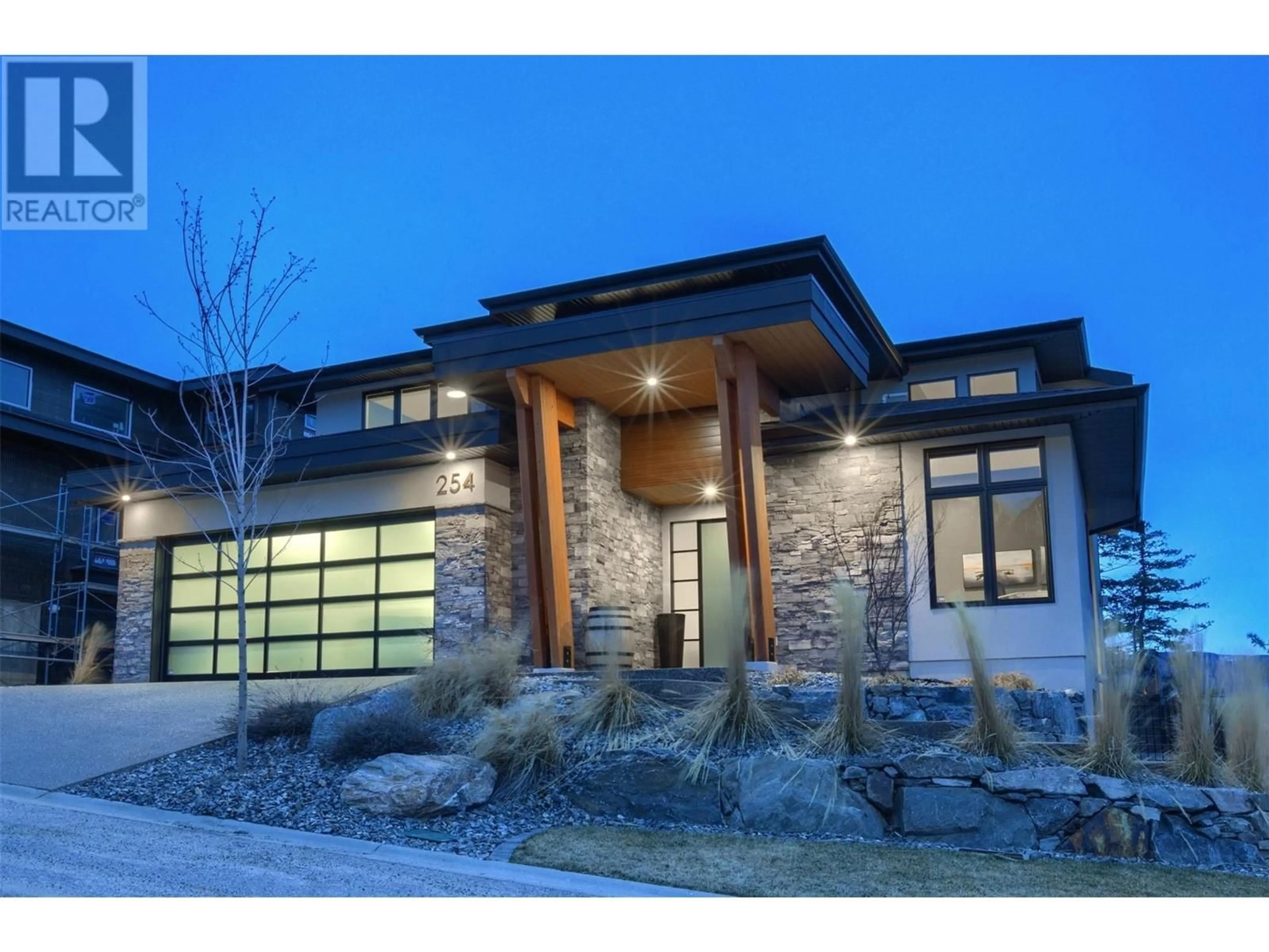 Pool for 254 SUMMER WOOD DRIVE, Kelowna British Columbia V1V0C9