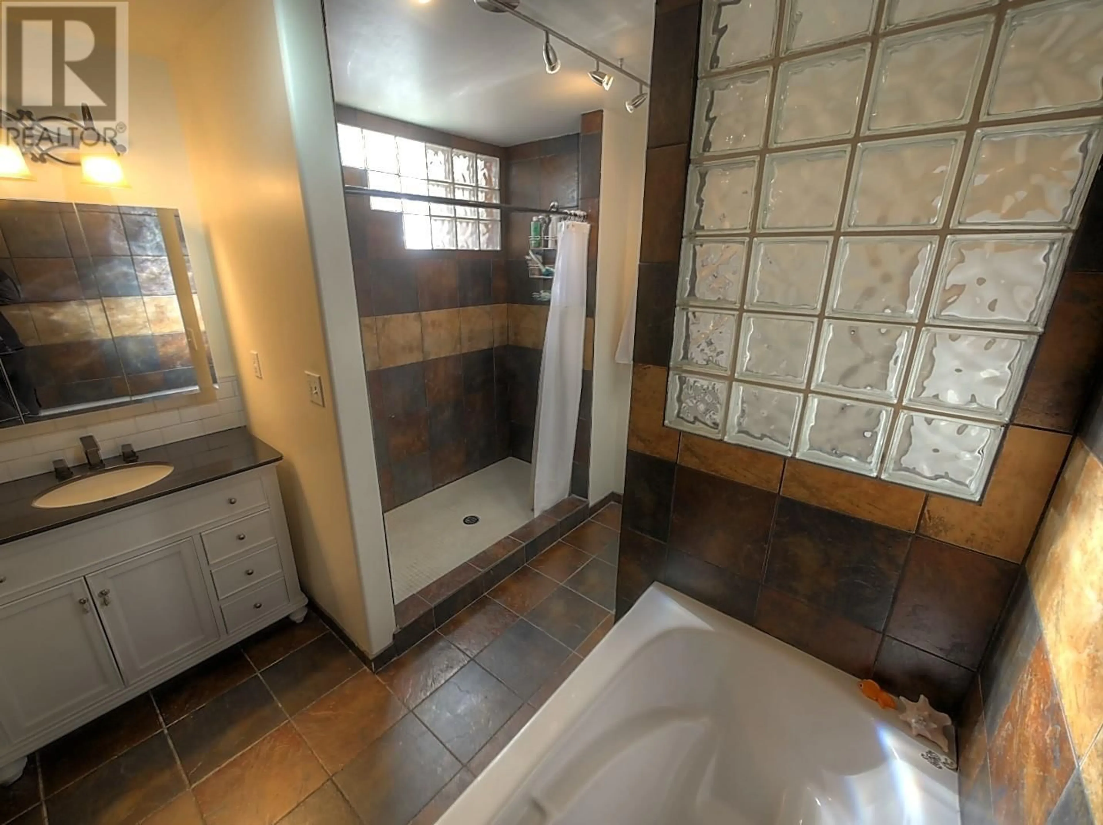 Standard bathroom, ceramic/tile floor for 504 CENTRE STREET, Kaslo British Columbia V0G1M0