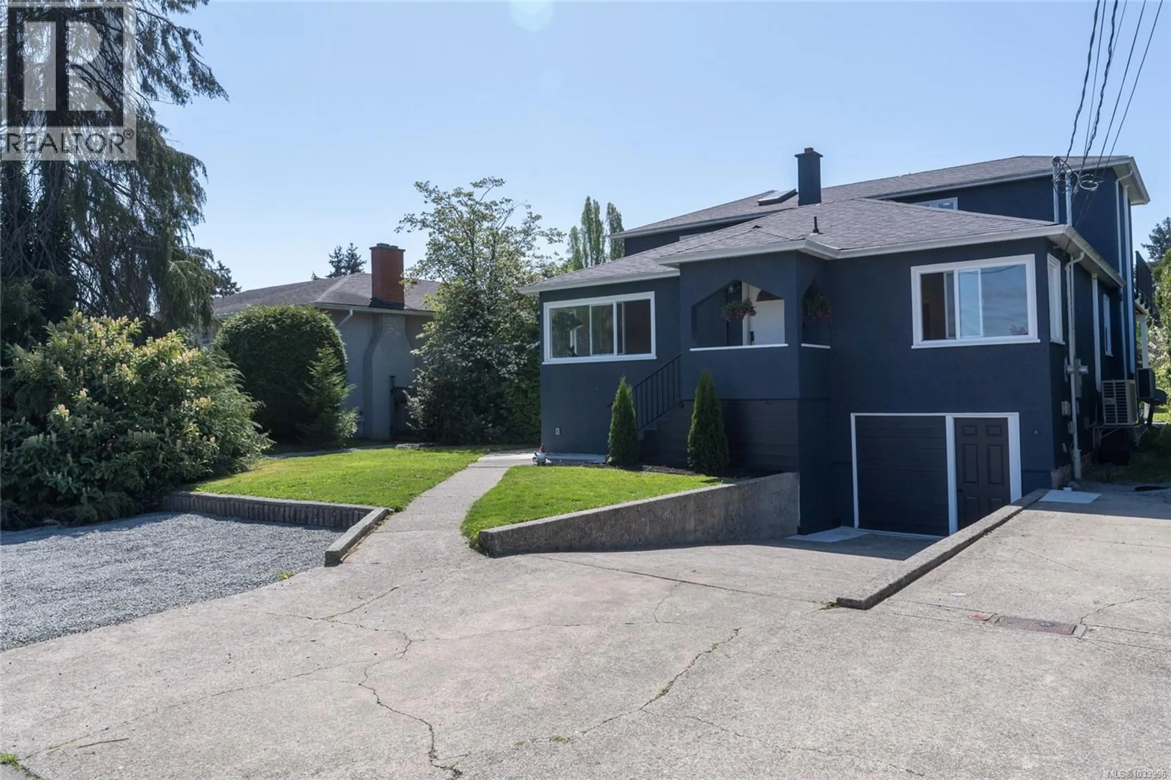 A pic from outside/outdoor area/front of a property/back of a property/a pic from drone, street for 715 MIDDLETON STREET, Saanich British Columbia V9A2E1