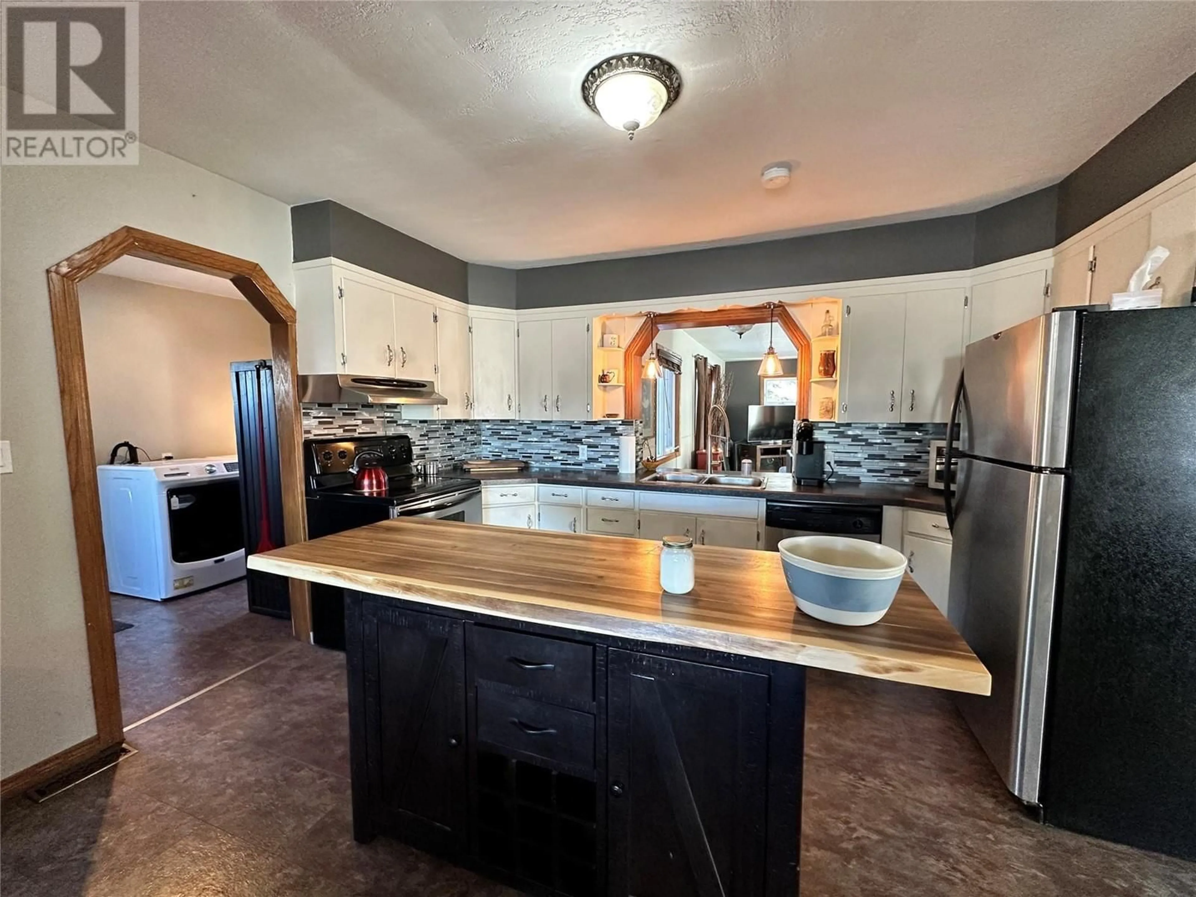 Open concept kitchen, ceramic/tile floor for 1528 102 AVENUE, Dawson Creek British Columbia V1G2E2