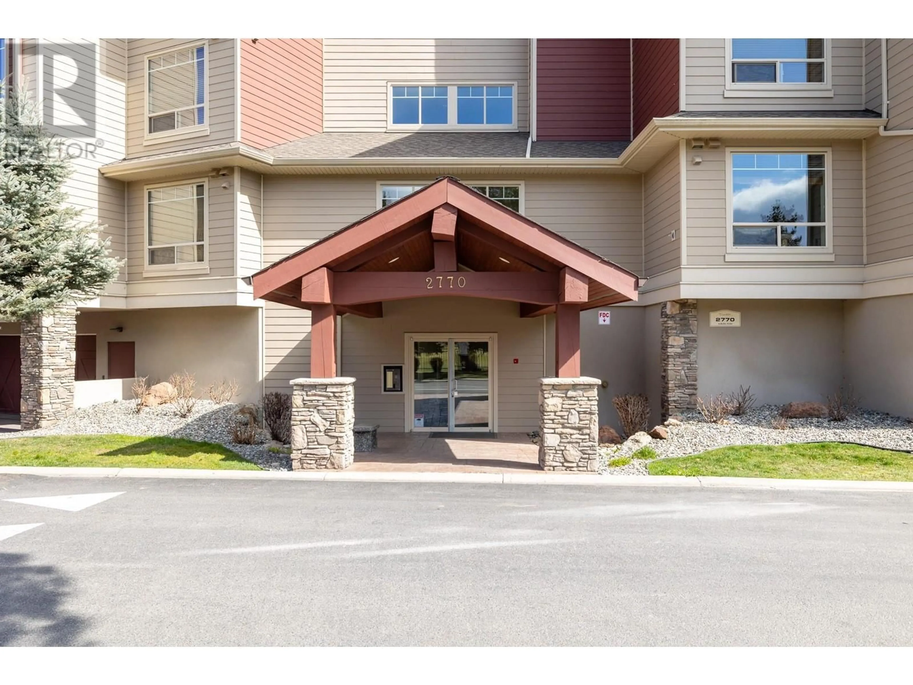 Indoor foyer for 202 - 2770 AUBURN ROAD, West Kelowna British Columbia V4T4C2