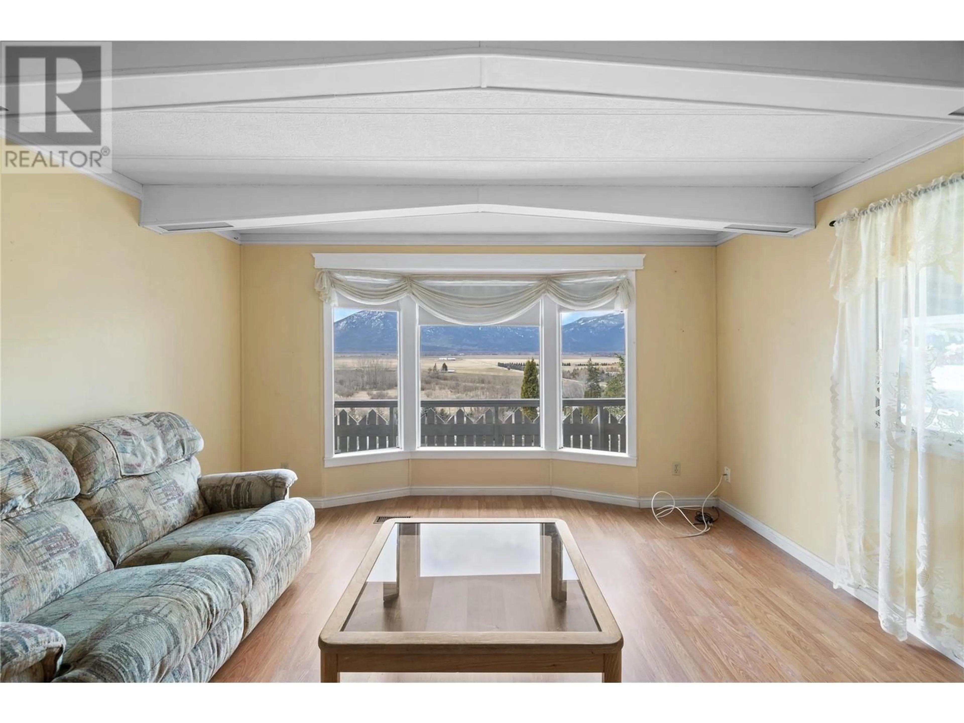 Living room with furniture, wood/laminate floor for 27 - 445 6TH AVENUE NORTH, Creston British Columbia V0B1G3